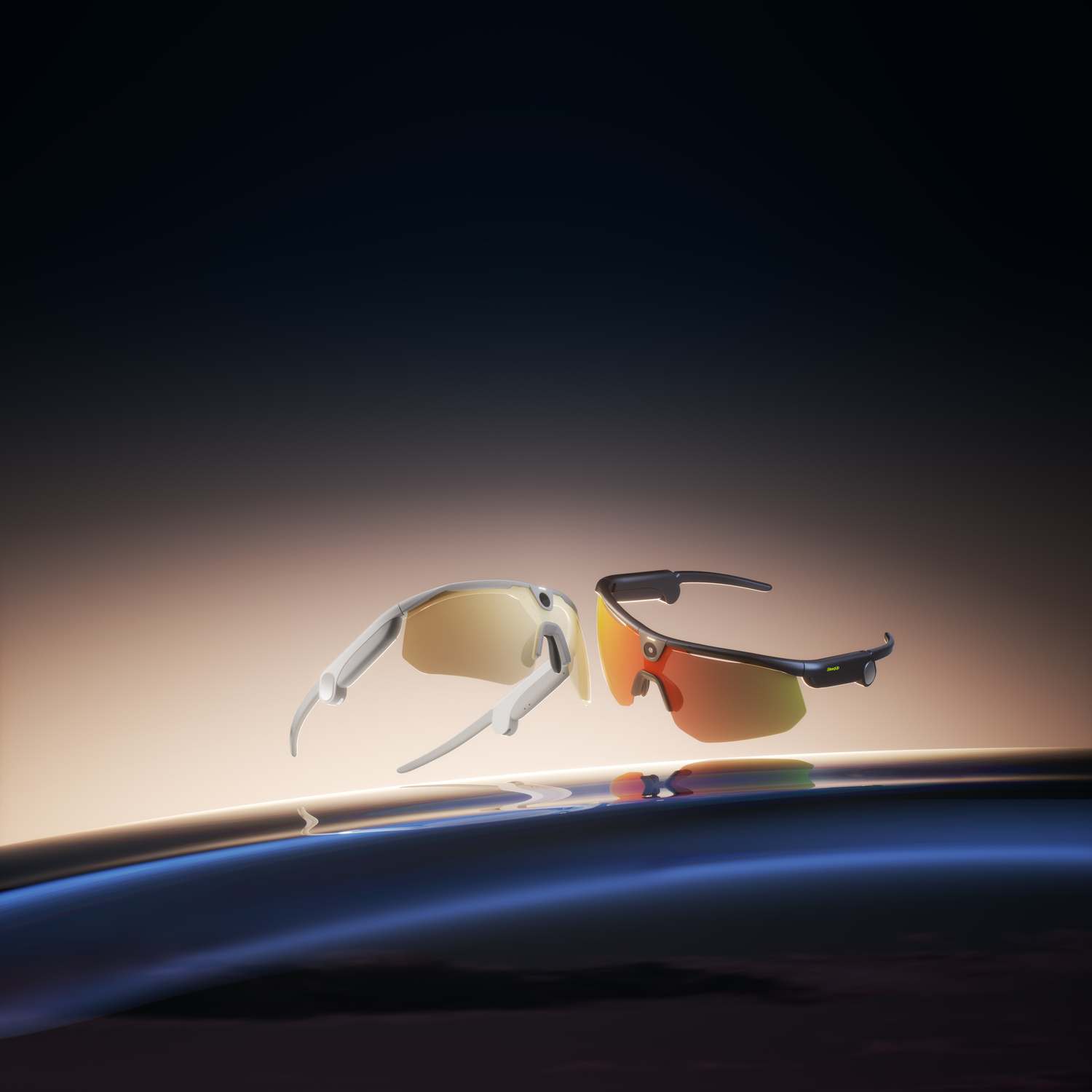 Due occhiali da sole sportivi, uno bianco e uno nero con lenti arancioni, fluttuano su una superficie riflettente.