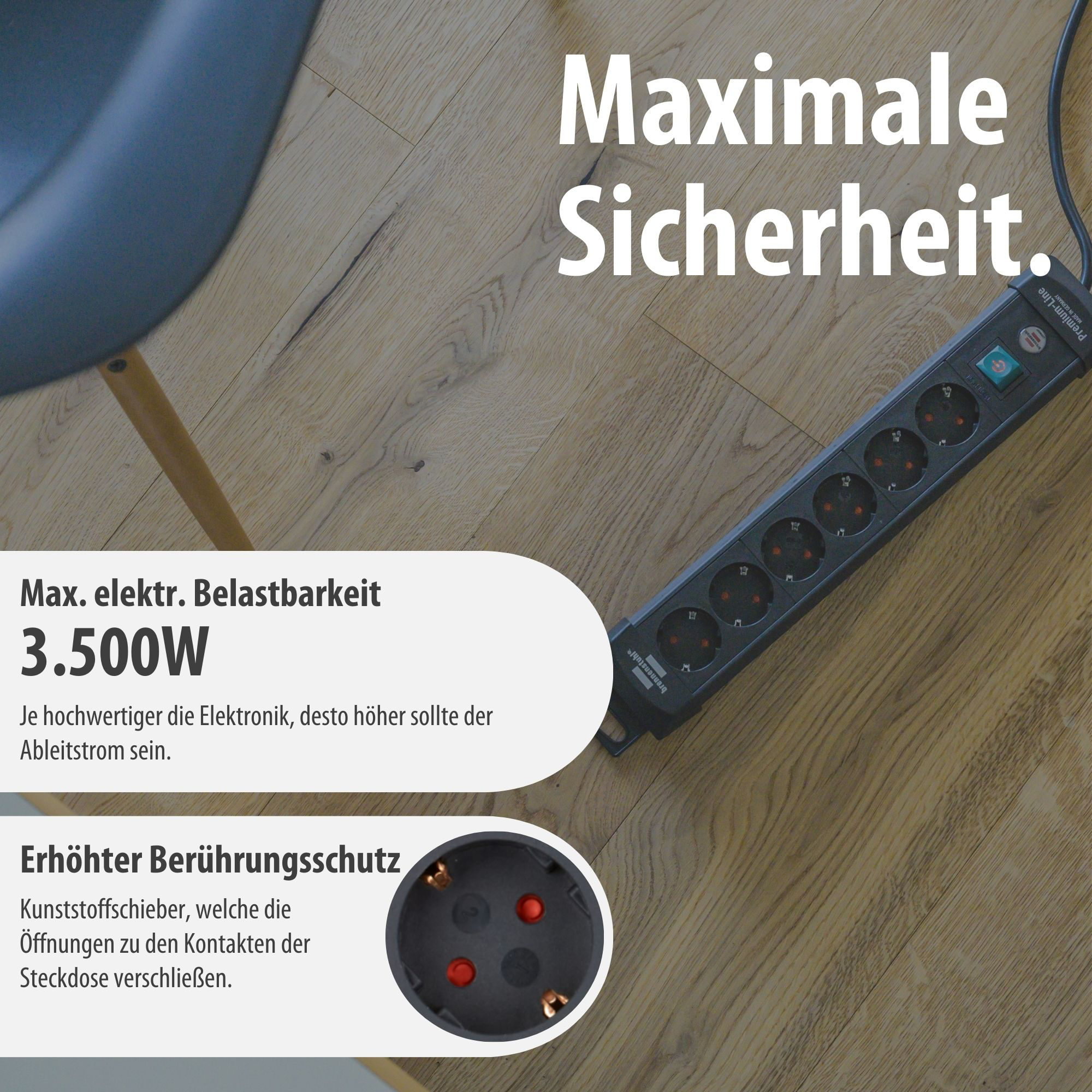 Schwarze Steckdosenleiste mit 3.500W Belastbarkeit auf Holzboden.