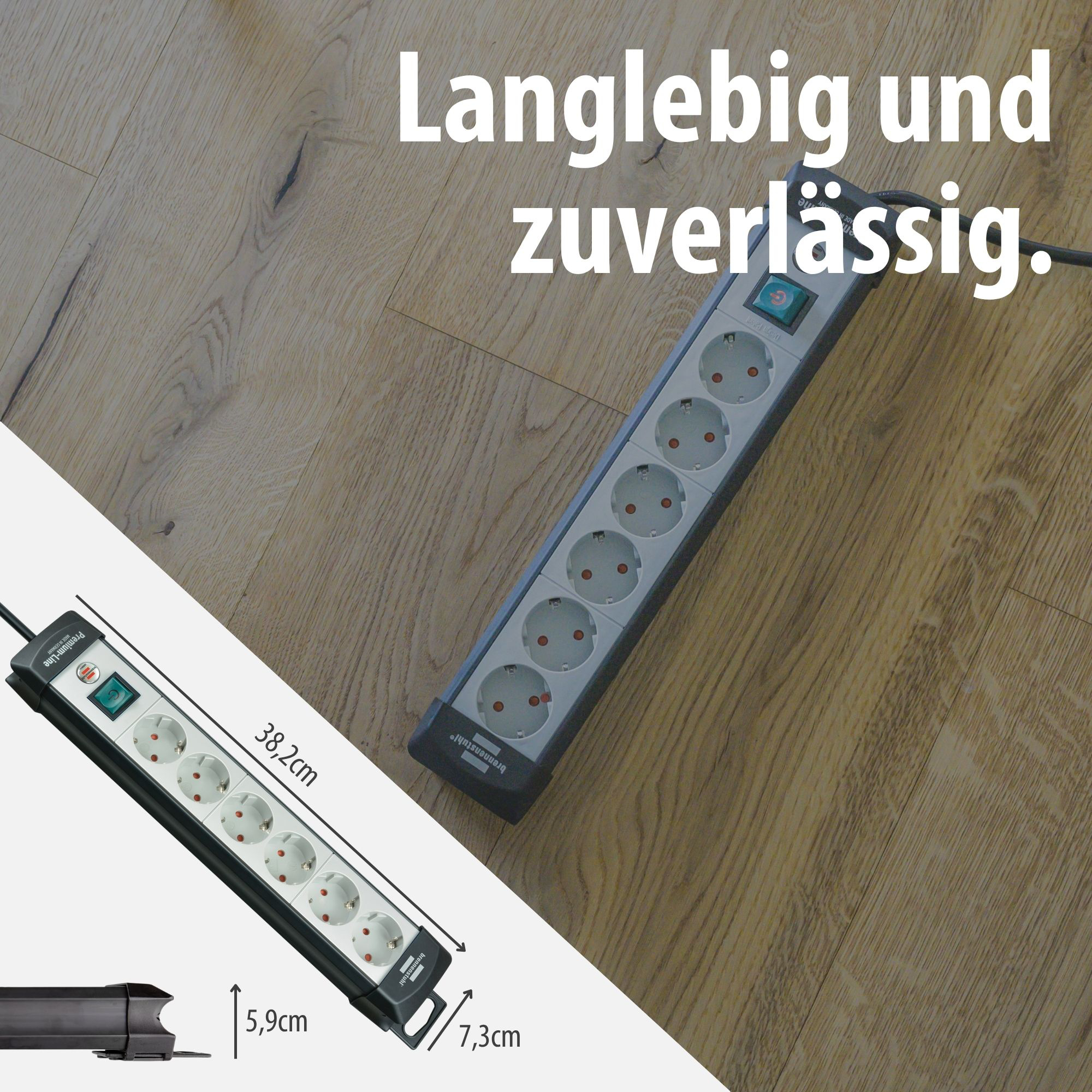 Eine graue Steckdosenleiste mit acht Steckplätzen liegt auf einem Holzboden.