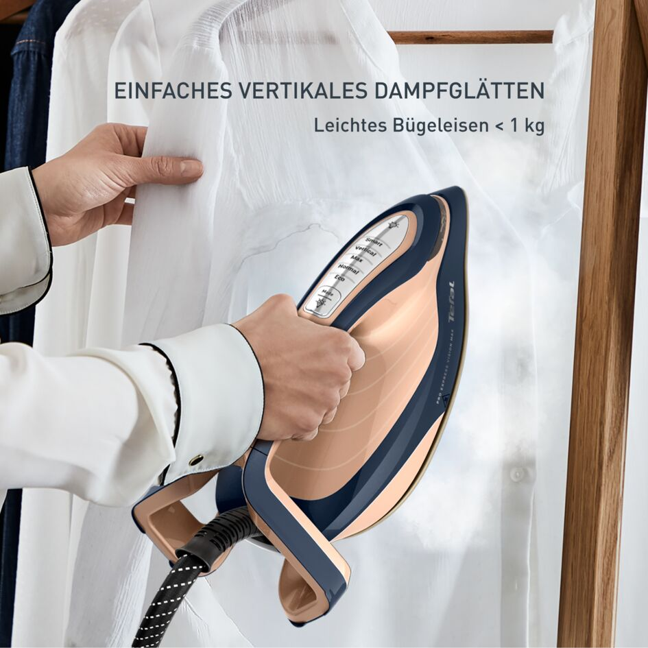Eine Hand hält ein Bügeleisen, um ein weißes Hemd vertikal zu glätten.