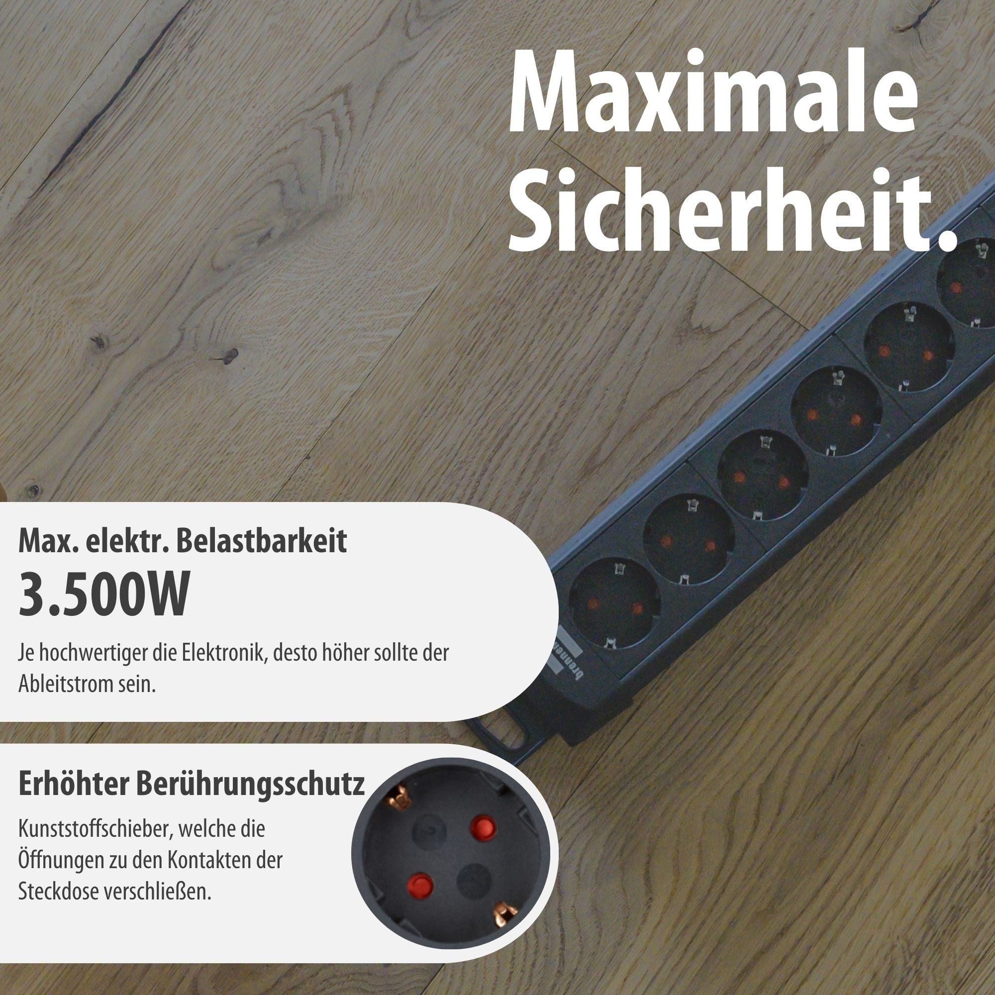 Eine schwarze Steckdosenleiste mit mehreren Steckplätzen auf Holzboden.