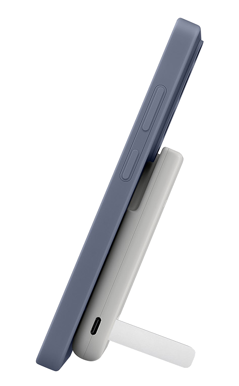 Un estuche de carga gris con una funda de teléfono azul apoyada.