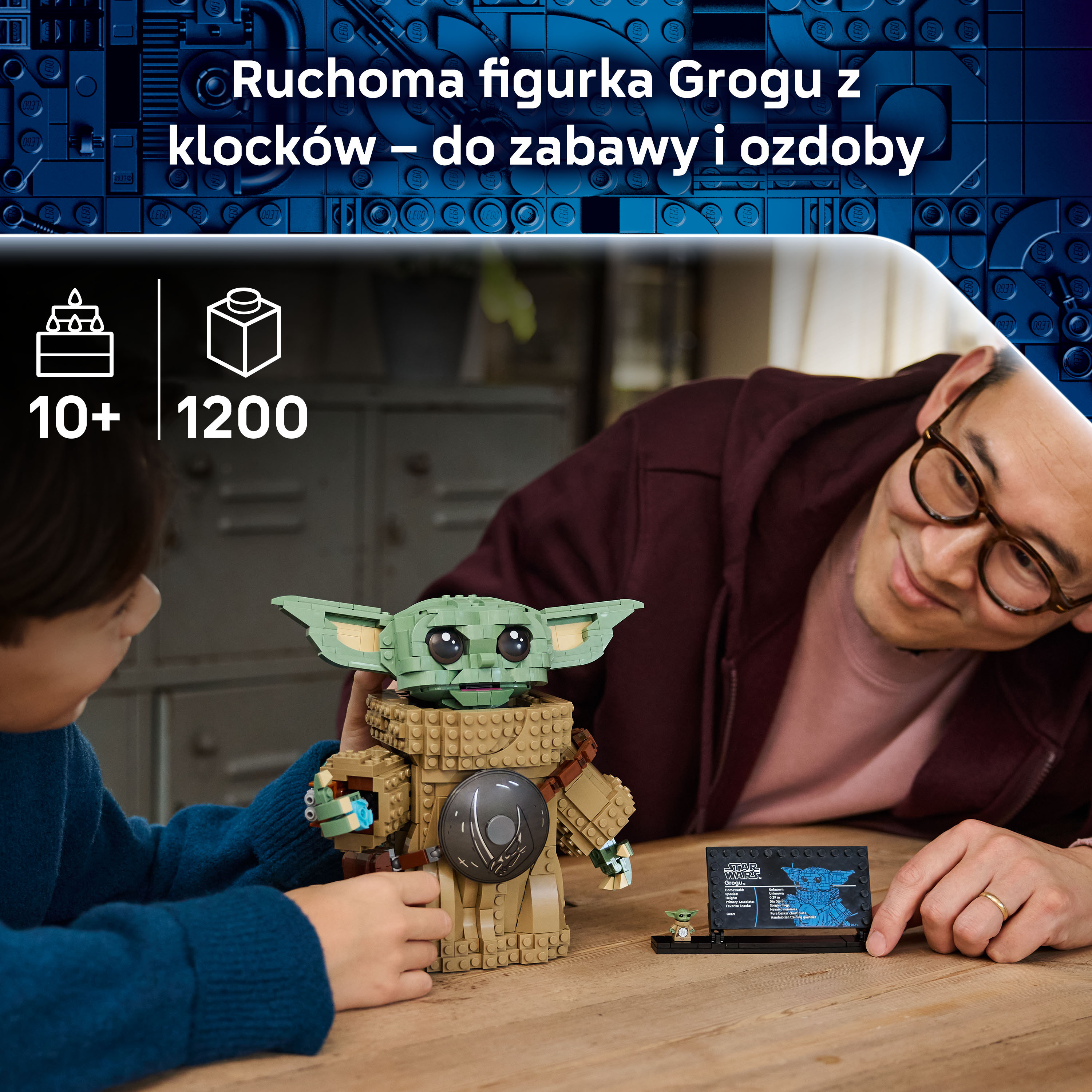 Chłopiec i mężczyzna budują figurkę LEGO Grogu. Informacje o wieku 10+ i 1200 częściach.