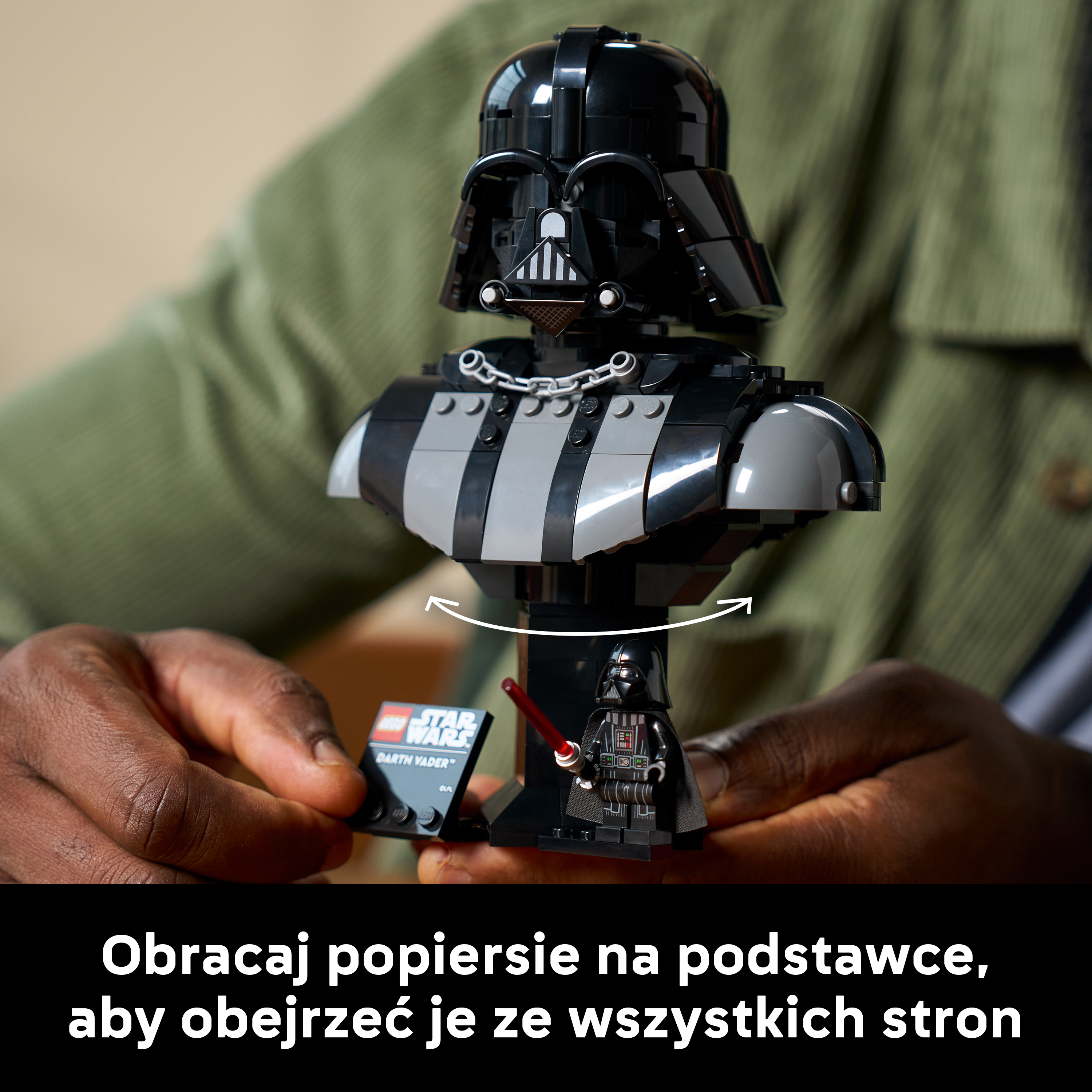 Busto Lego Dartha Vadera z minifigurką trzymany przez ręce.