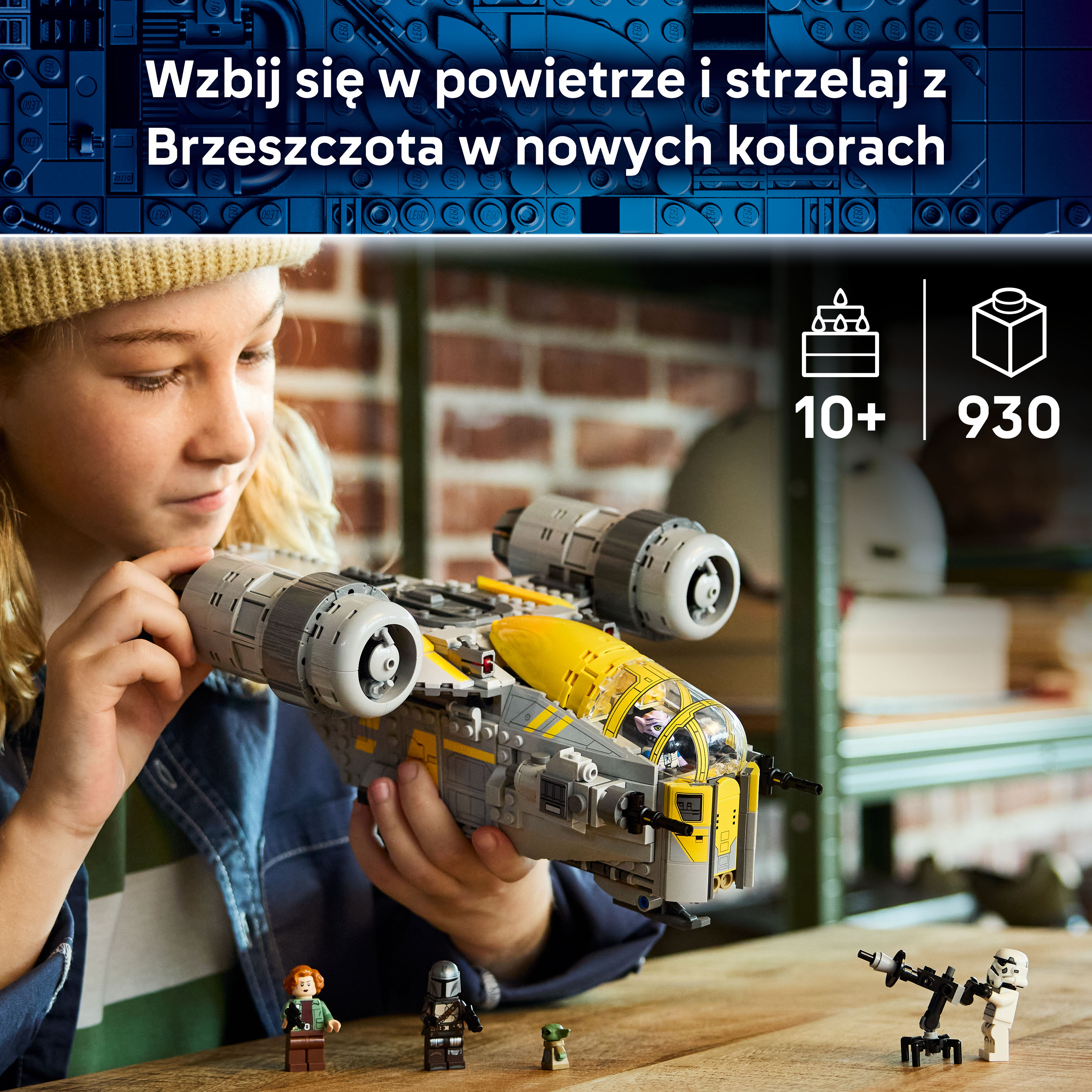 Dziecko trzyma szary i żółty statek kosmiczny z klocków. Zawiera figurki.