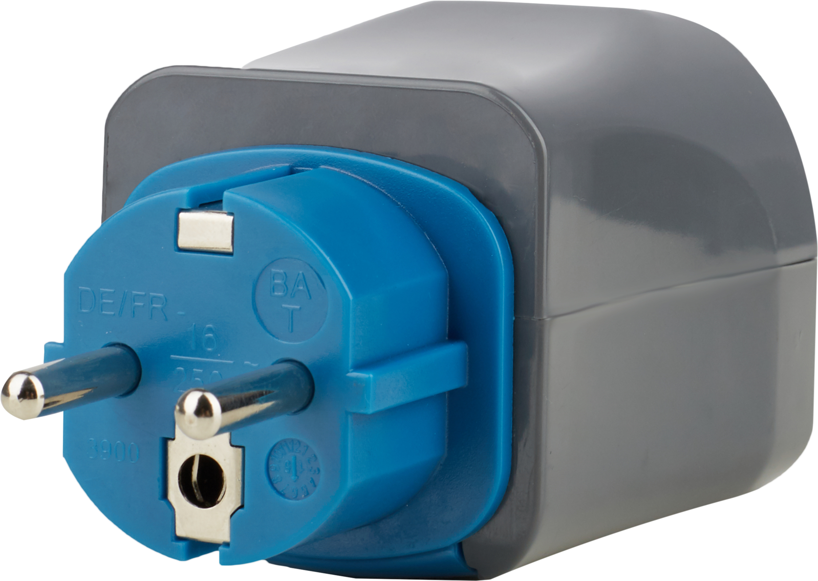 Ein grauer Reiseadapter mit blauem Stecker und zwei silbernen Stiften.