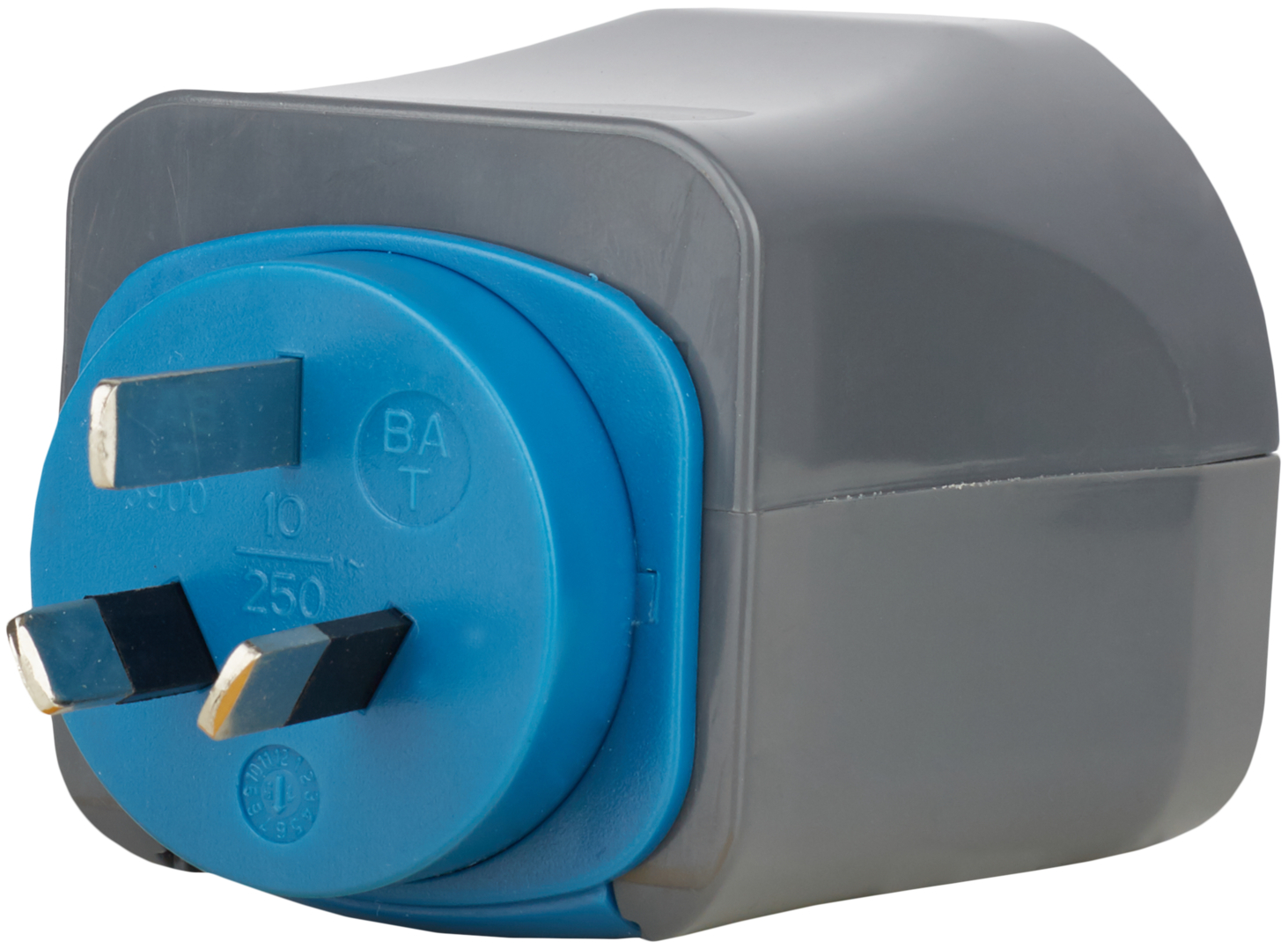 Ein grauer Reiseadapter mit einem blauen Stecker und drei Stiften.