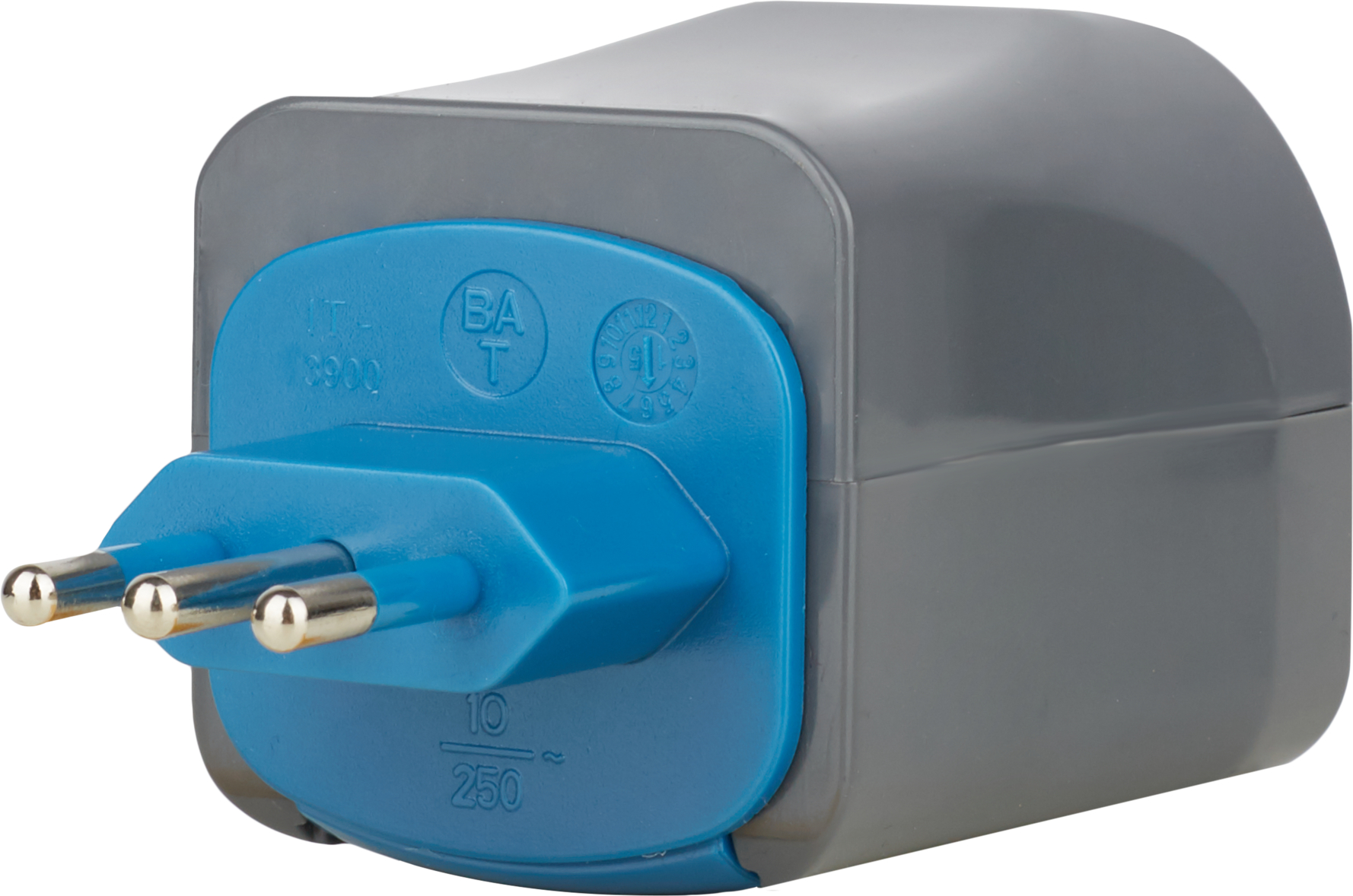 Grauer Reiseadapter mit blauen Einsätzen und drei silbernen Stiften.