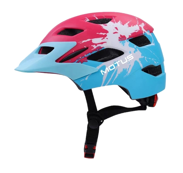 Niebieski i różowy kask rowerowy z białym sprayem i daszkiem.