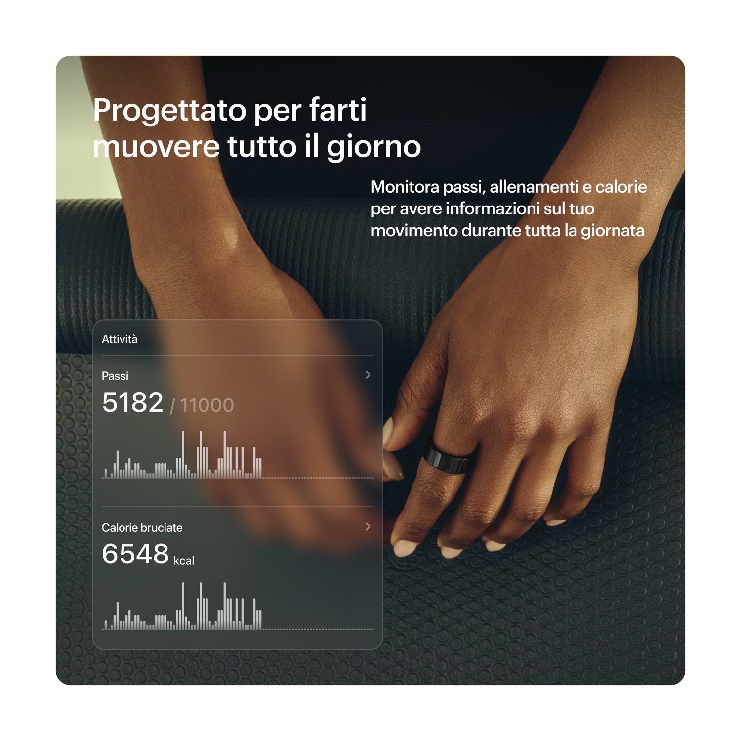 Una mano con anello mostra un'app fitness con passi e calorie bruciate.