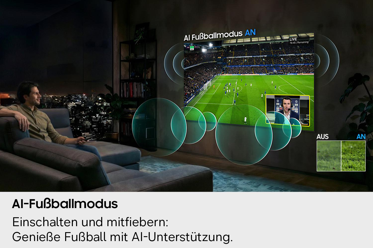 Mann sitzt auf Sofa und schaut Fußball im Fernsehen; KI-Modus aktiv.