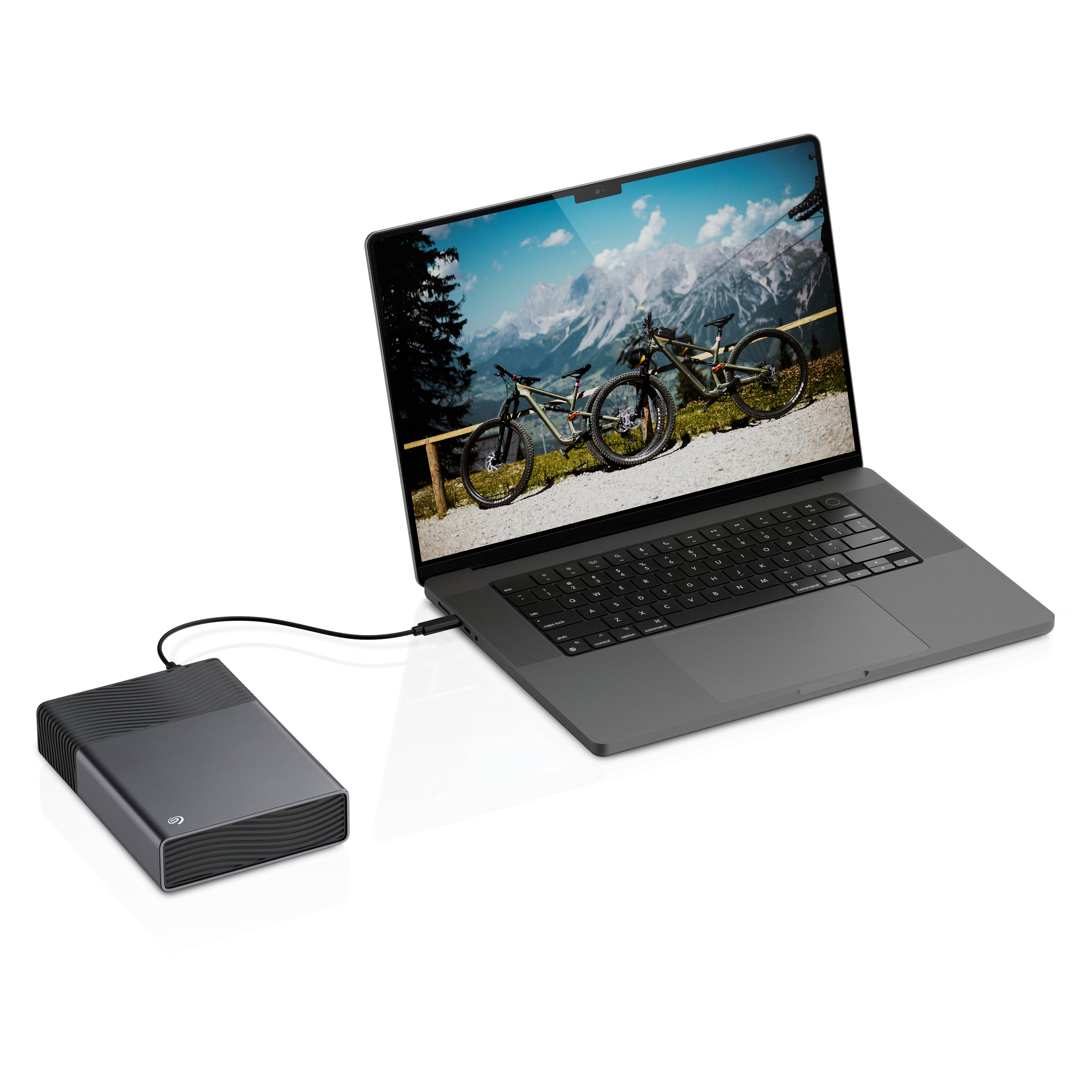 Ein Laptop ist mit einer externen Festplatte verbunden. Auf dem Bildschirm sind Fahrräder zu sehen.