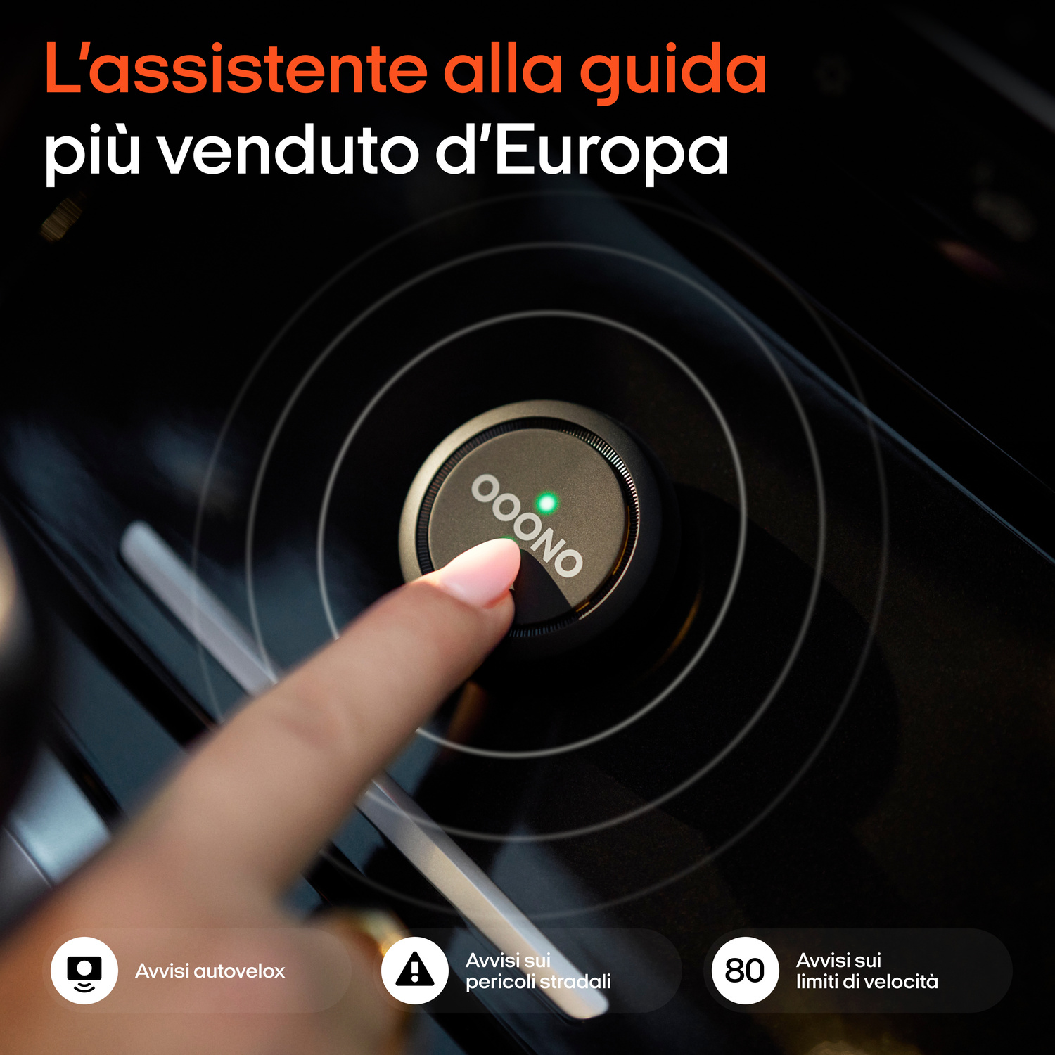 Un dito preme un dispositivo OOONO. Avvisi autovelox, pericoli e limiti di velocità.