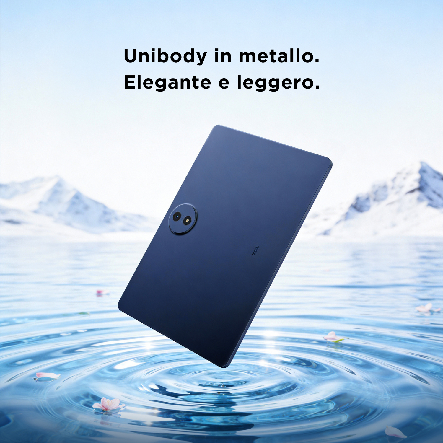 Un tablet blu fluttua su acqua calma con petali di fiori. Montagne sullo sfondo.