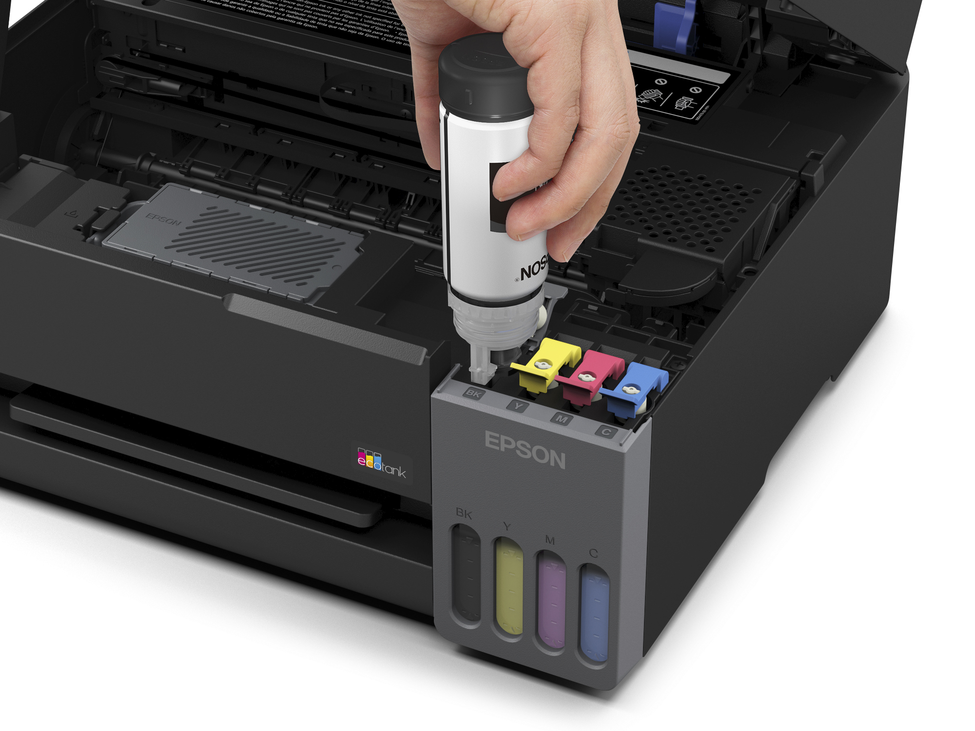 Bir el, bir şişeden siyah bir Epson yazıcının mürekkep tankına mürekkep döküyor.