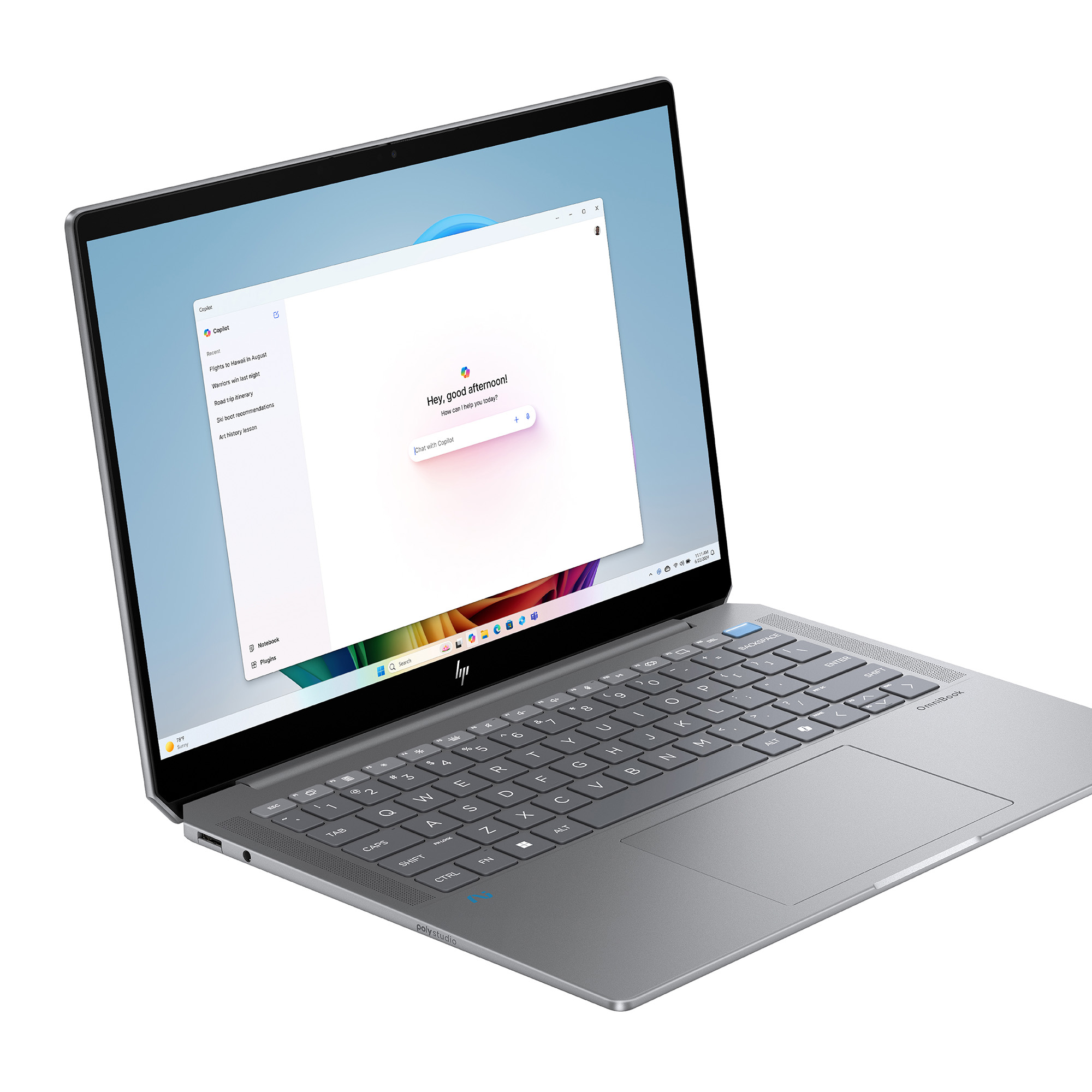 Srebrny laptop z otwartym ekranem wyświetlającym Copilota.