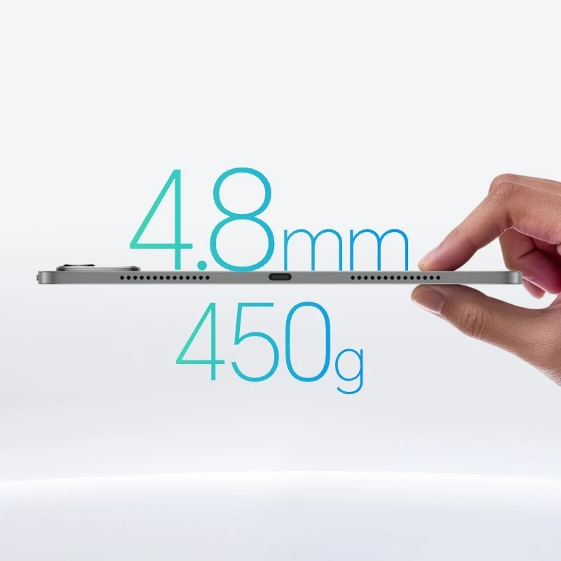 Egy kéz egy vékony, 4,8 mm-es és 450 g-os táblagépet tart.