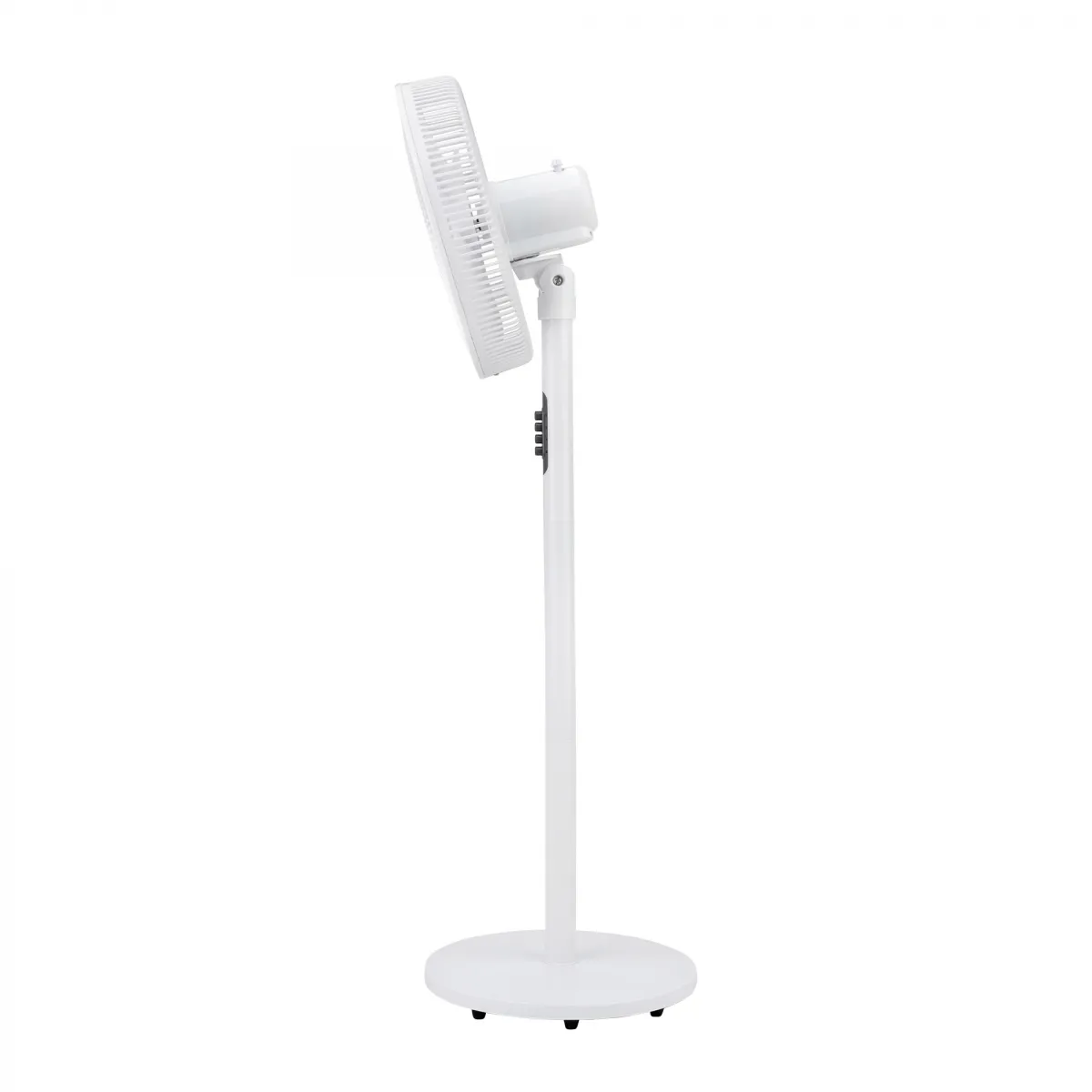 Un ventilador de pie blanco con base redonda, visto de perfil sobre fondo blanco.