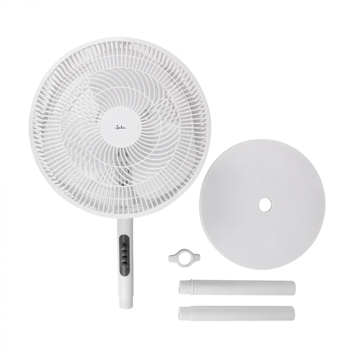 Un ventilador blanco con su base y postes se muestran sobre un fondo blanco.