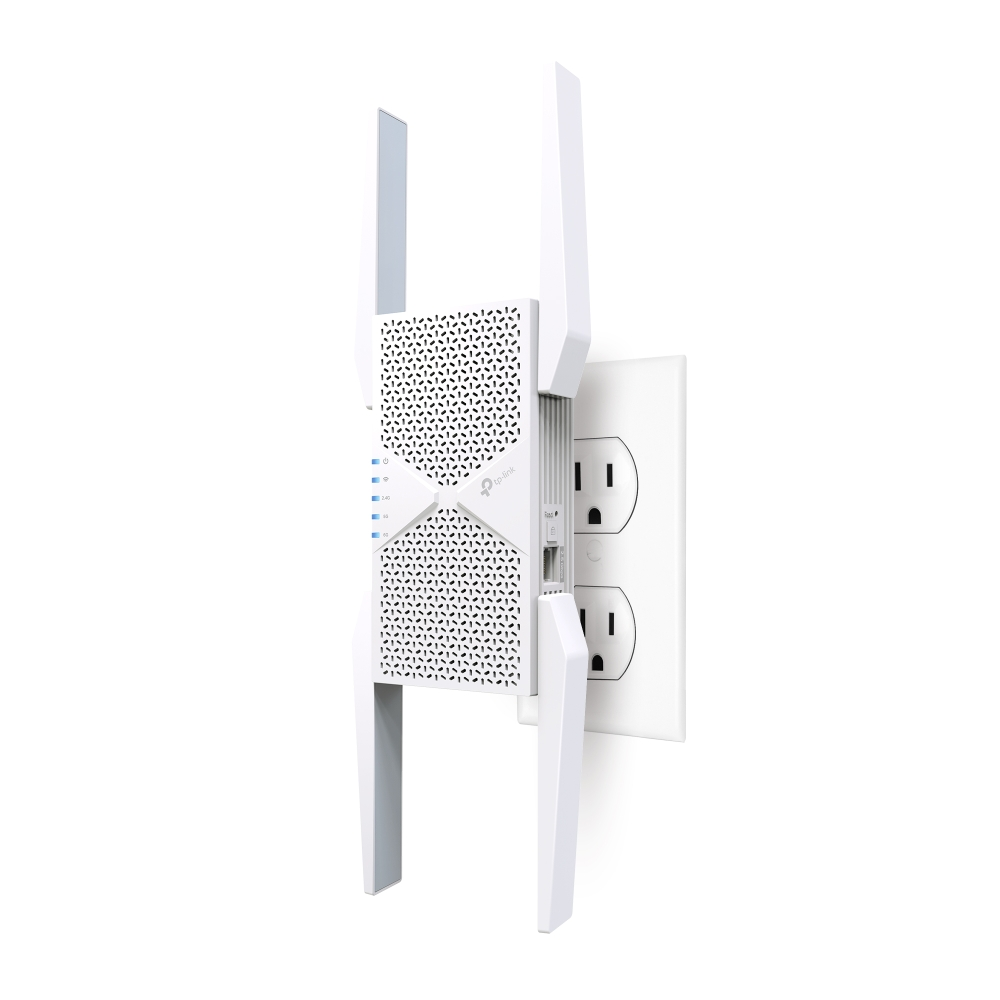 Un extensor WiFi blanco con antenas enchufado a una toma de corriente.