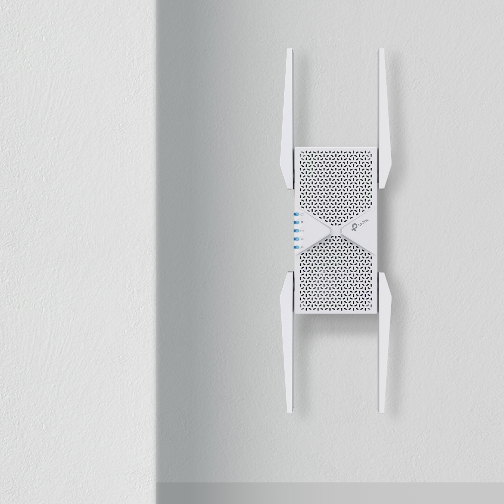 Un router WiFi blanco con antenas está montado en una pared blanca texturizada.