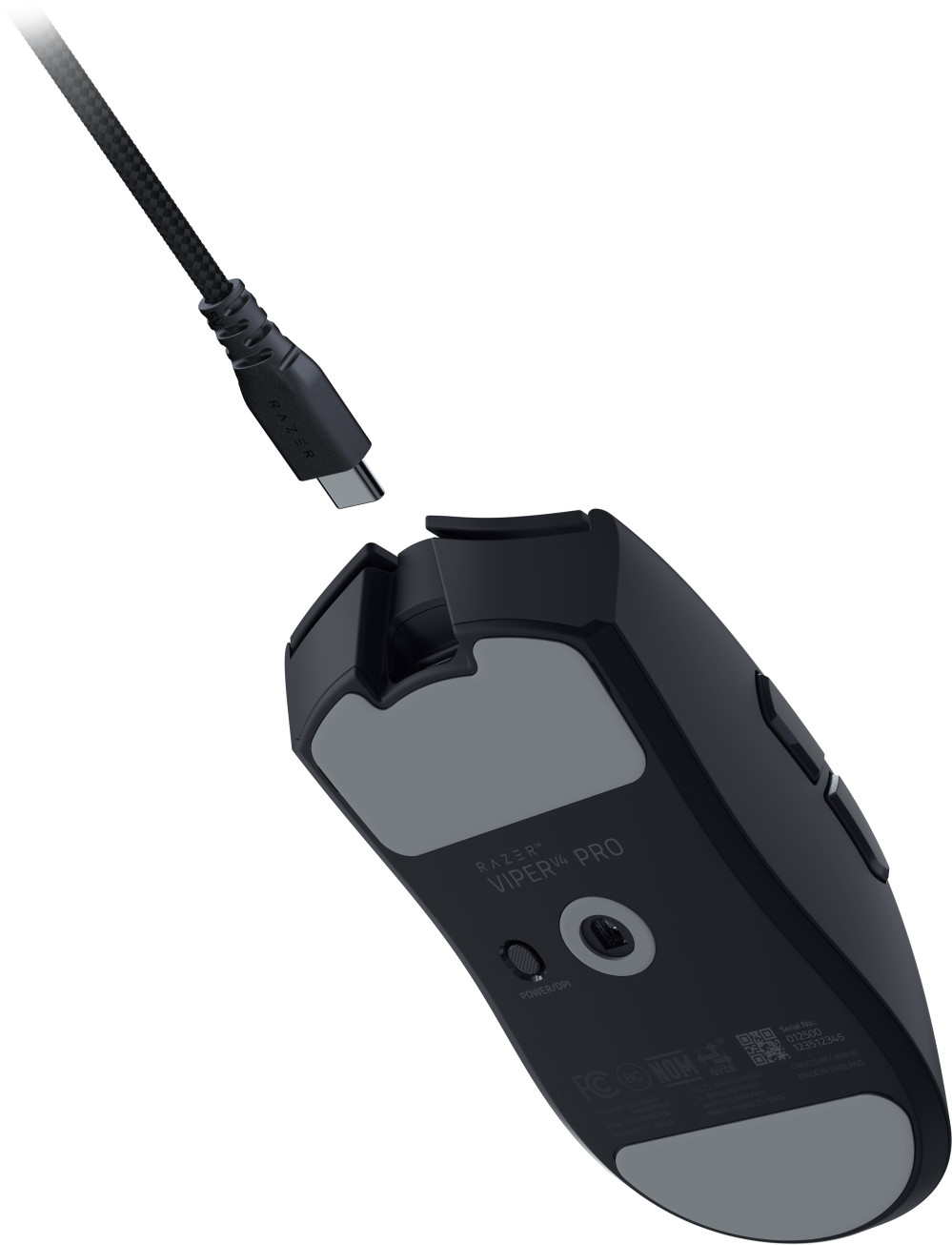 Mouse Razer Viper V2 Pro nero con cavo USB-C che si collega alla sua porta.