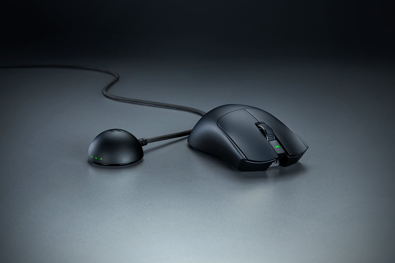 Mouse gaming nero con cavo e dongle di ricarica, luci verdi