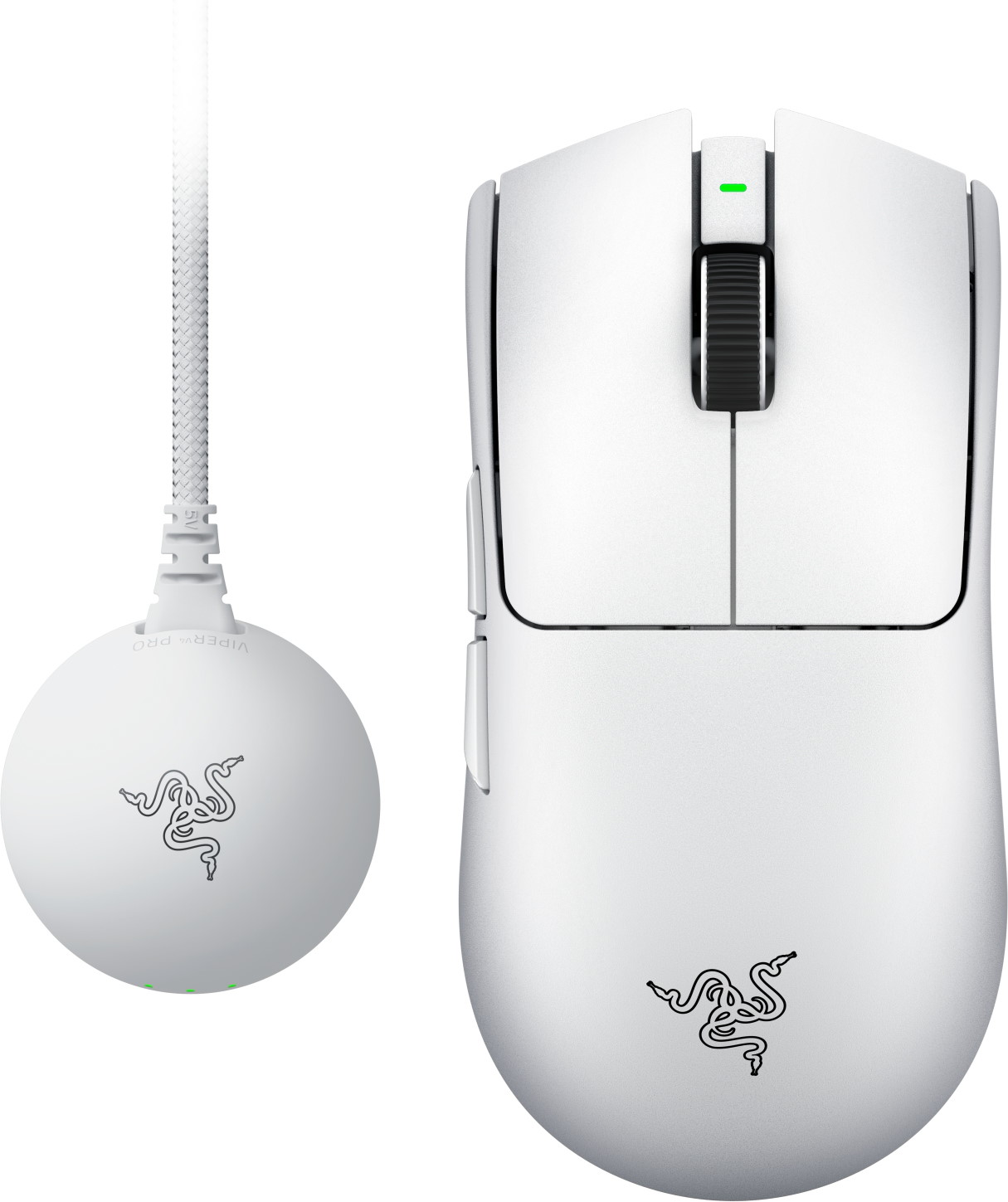 Un mouse da gaming bianco con un adattatore di ricarica.