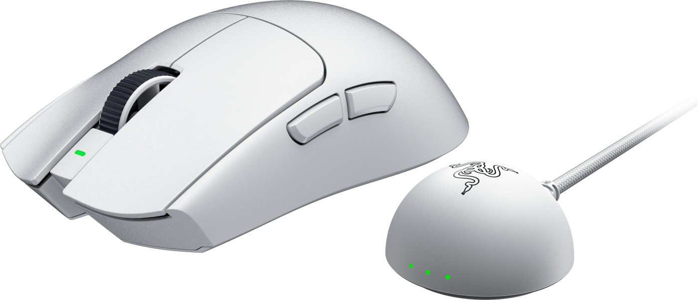 Un mouse da gioco bianco e dongle di ricarica su sfondo bianco.