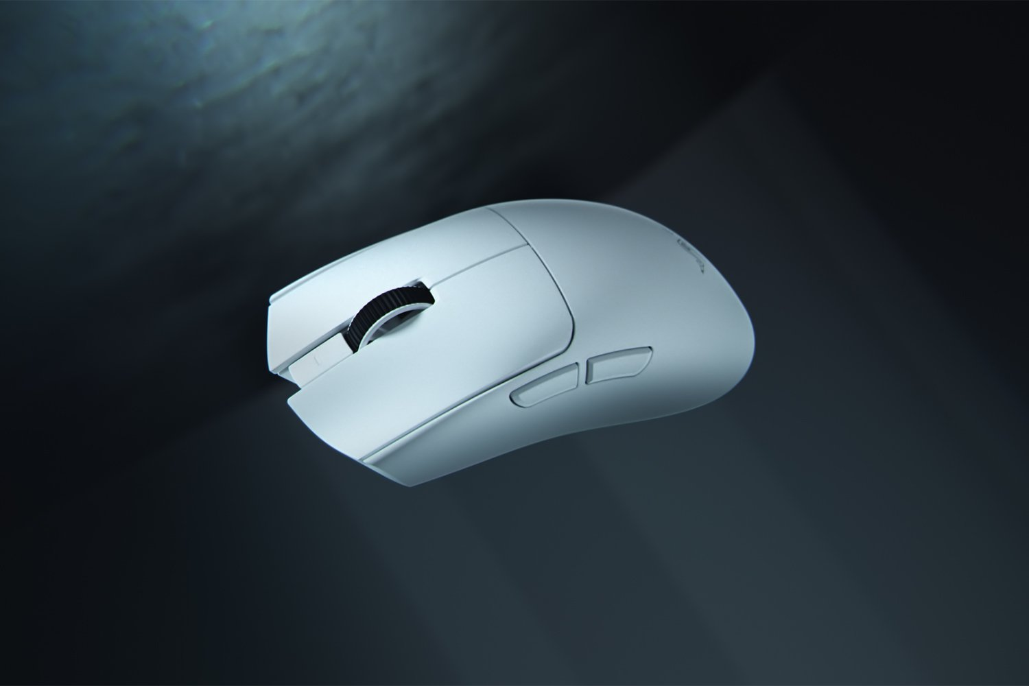 Un mouse gaming bianco con rotellina nera su sfondo scuro.