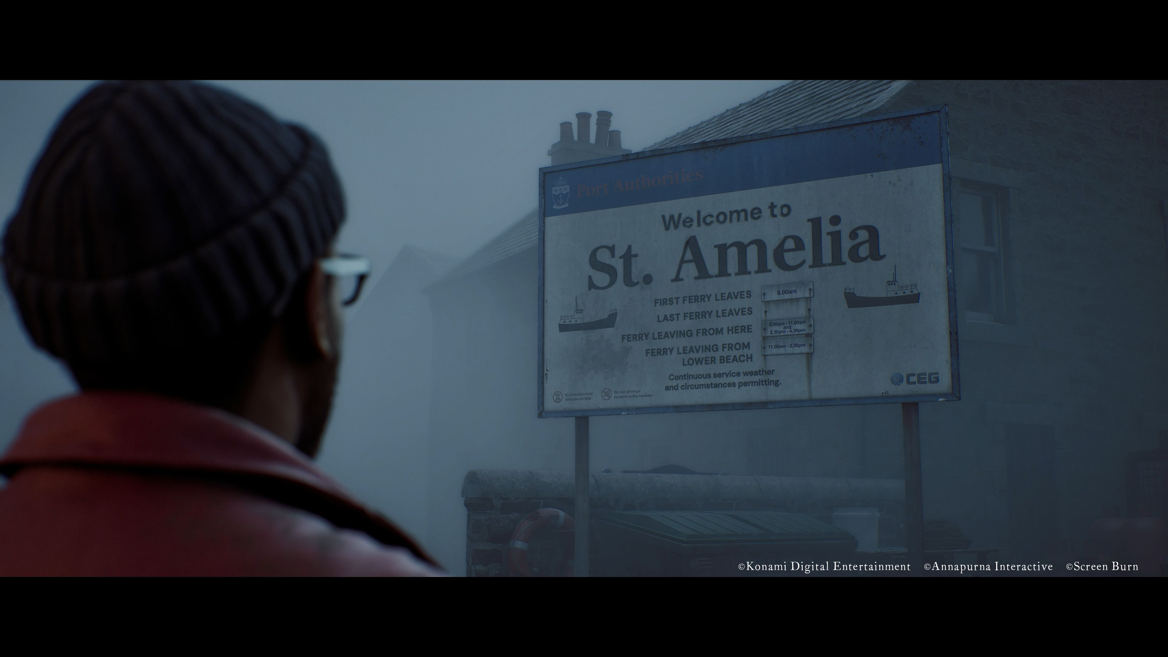Ein Mann mit Mütze blickt auf ein Schild mit Fährzeiten in St. Amelia, im Nebel.