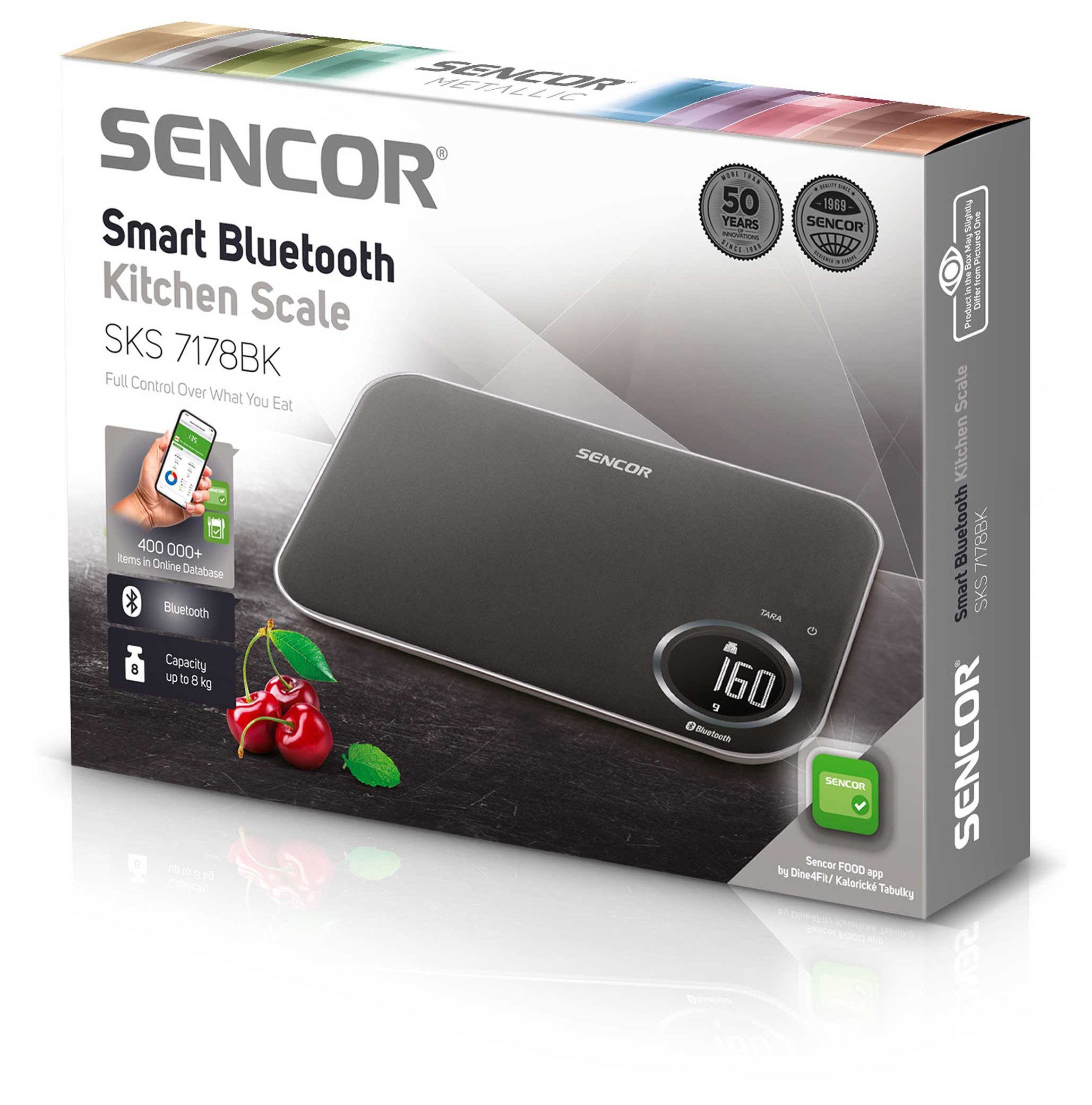 Szürke SENCOR konyhai mérleg gyümölcsökkel sötét háttéren. Jellemzők: Bluetooth, 8 kg.