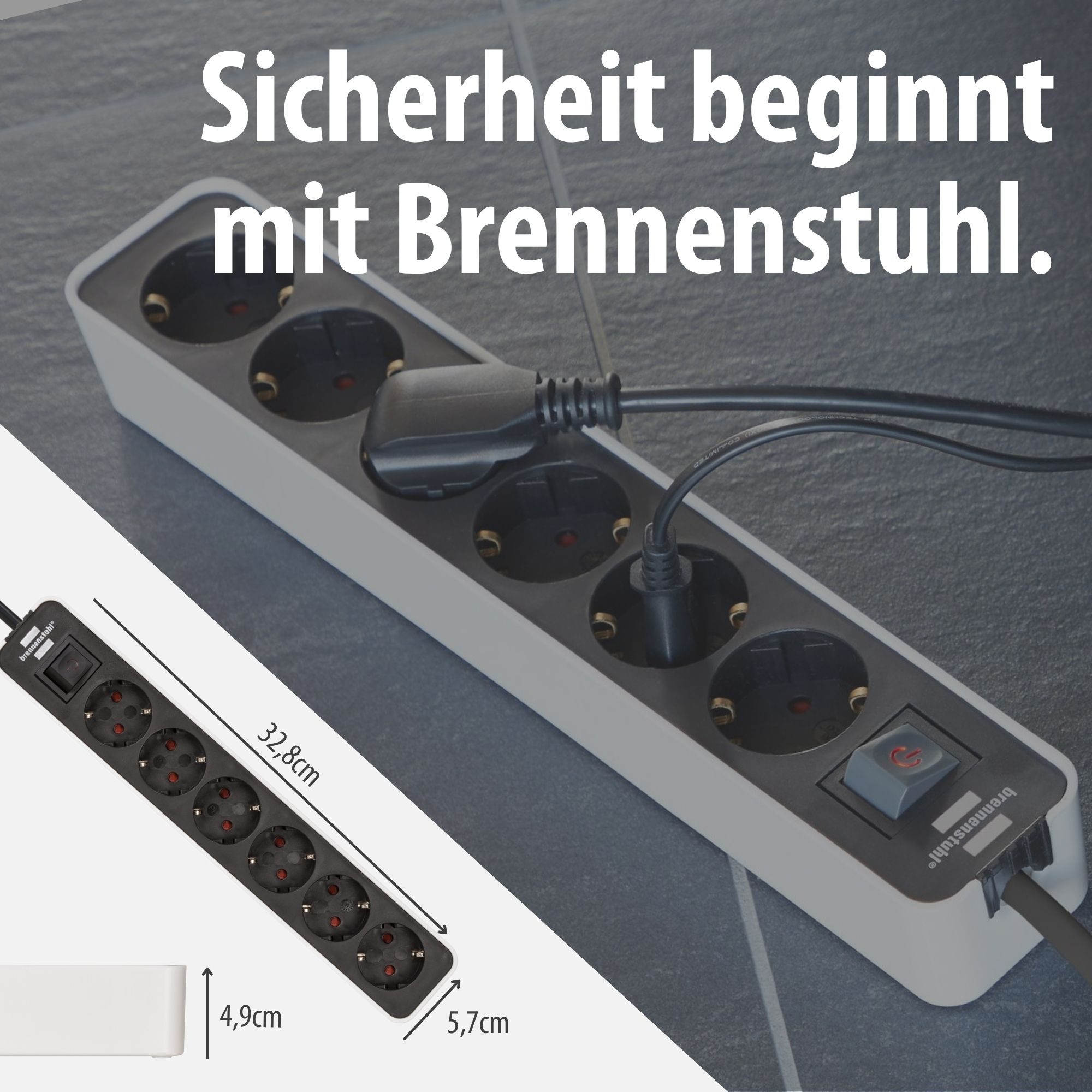 Eine weiße Steckdosenleiste mit sechs Steckplätzen und einem Schalter.