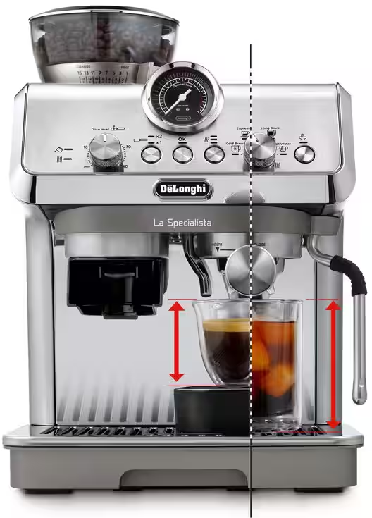 Machine à café argentée avec moulin, manomètre et deux verres de café.