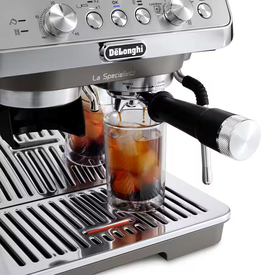 Un expresso coule dans un verre avec des glaçons d'une machine à café DeLonghi La Specialista.