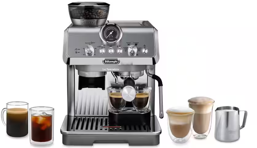 Machine à expresso DeLonghi argentée avec grains de café, deux tasses à expresso, café glacé, tasses à latte et pichet à lait.