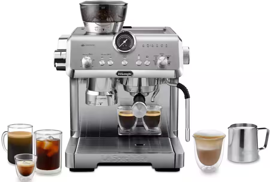Machine à expresso argentée avec réservoir à grains, verres de café et pot à lait.