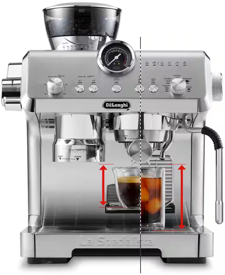 Machine à expresso argentée avec trémie à grains, manomètre et deux verres de café.
