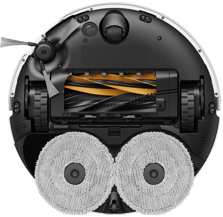 Dessous d'un aspirateur robot blanc avec brosses, roues et deux tampons de nettoyage.