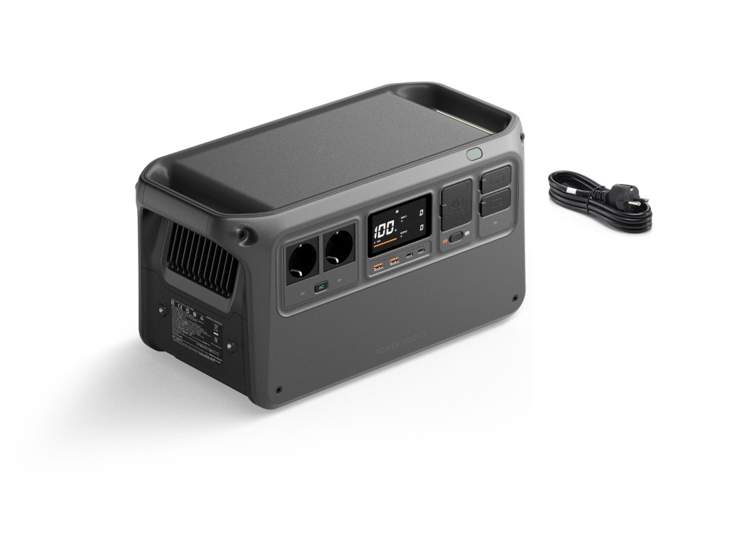 Szara stacja zasilania z gniazdami, portami USB, wyświetlaczem i czarnym kablem.