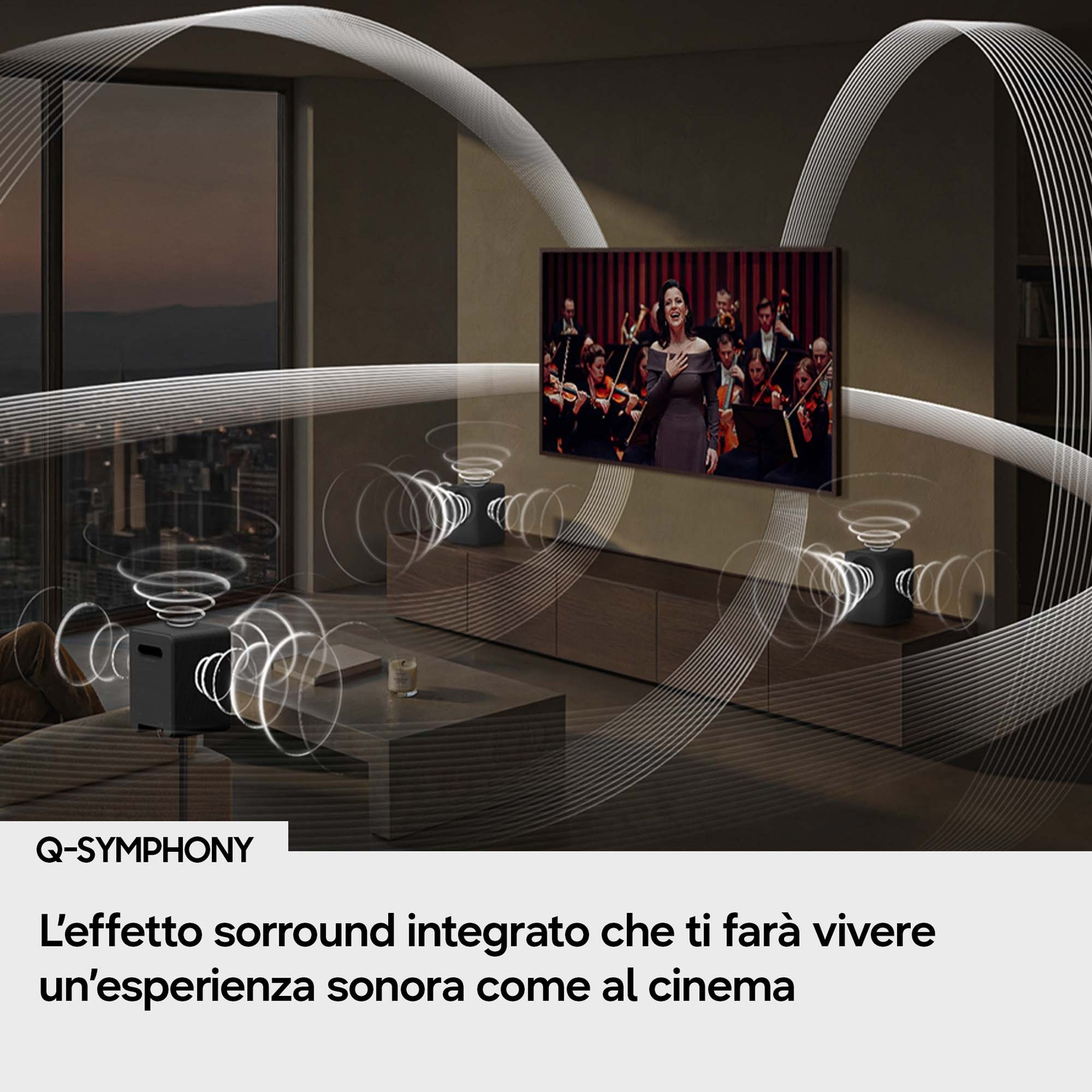 Un soggiorno con TV che mostra un'orchestra e altoparlanti che emettono onde.