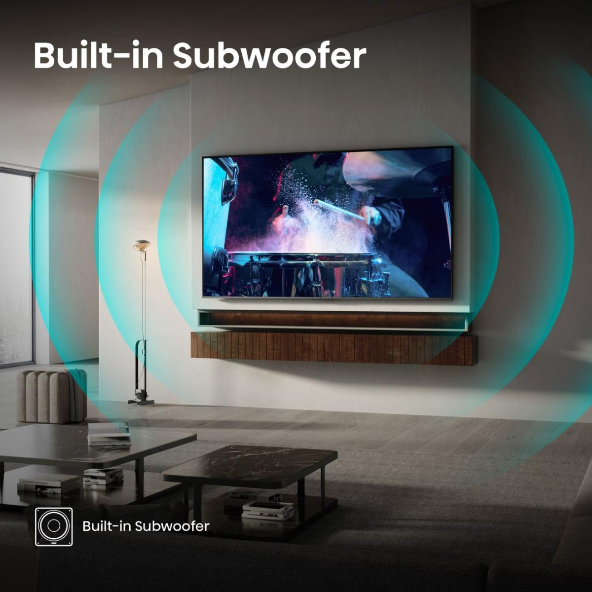Ein Fernseher zeigt Schlagzeuger, umgeben von blauen Schallwellen. Text: Eingebauter Subwoofer.