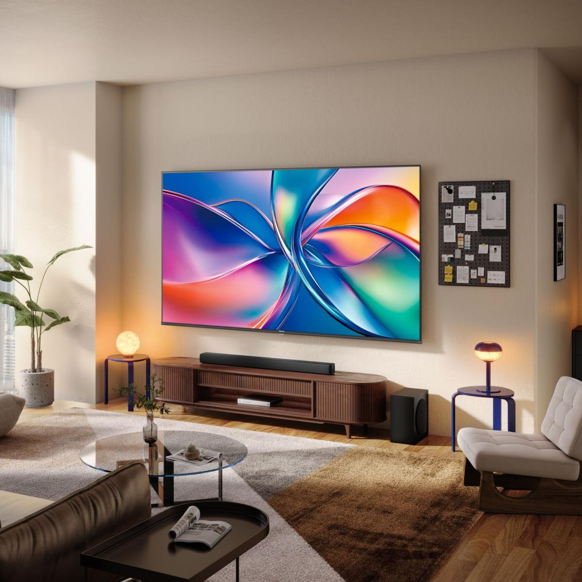Ein modernes Wohnzimmer mit großem Fernseher, der ein farbenfrohes abstraktes Bild zeigt.