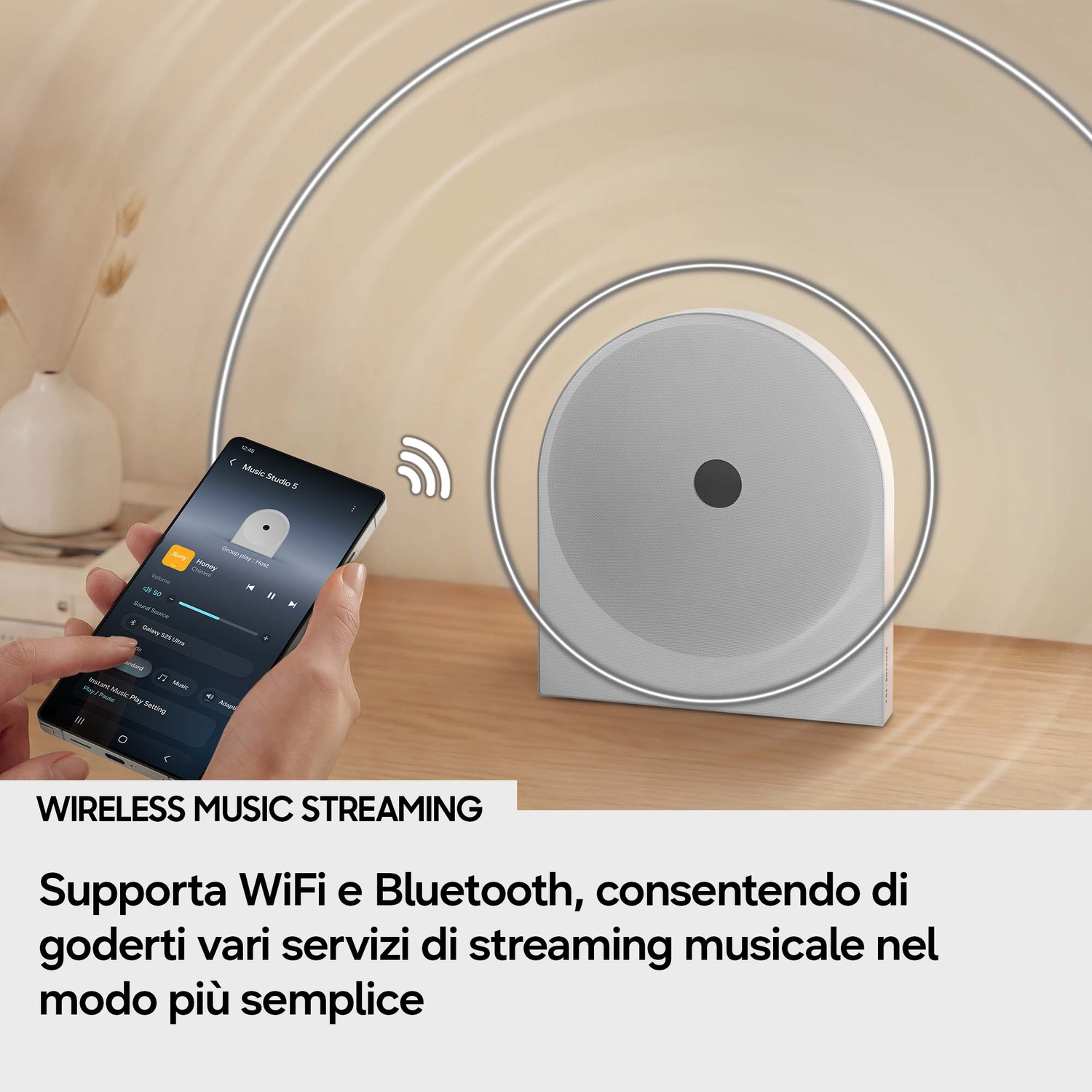 Una mano tiene un telefono con un'app musicale, un altoparlante vicino. Simbolo WiFi.
