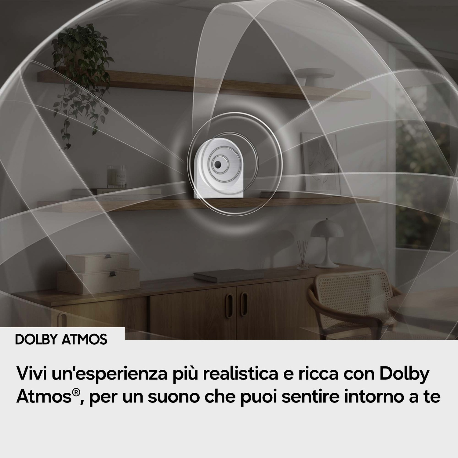 Un altoparlante bianco emette onde Dolby Atmos in un soggiorno.