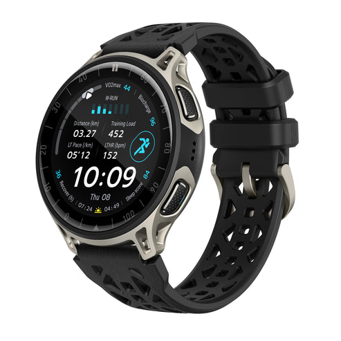 Schwarze Smartwatch mit silbernem Gehäuse und Trainingsdaten auf dem Display.