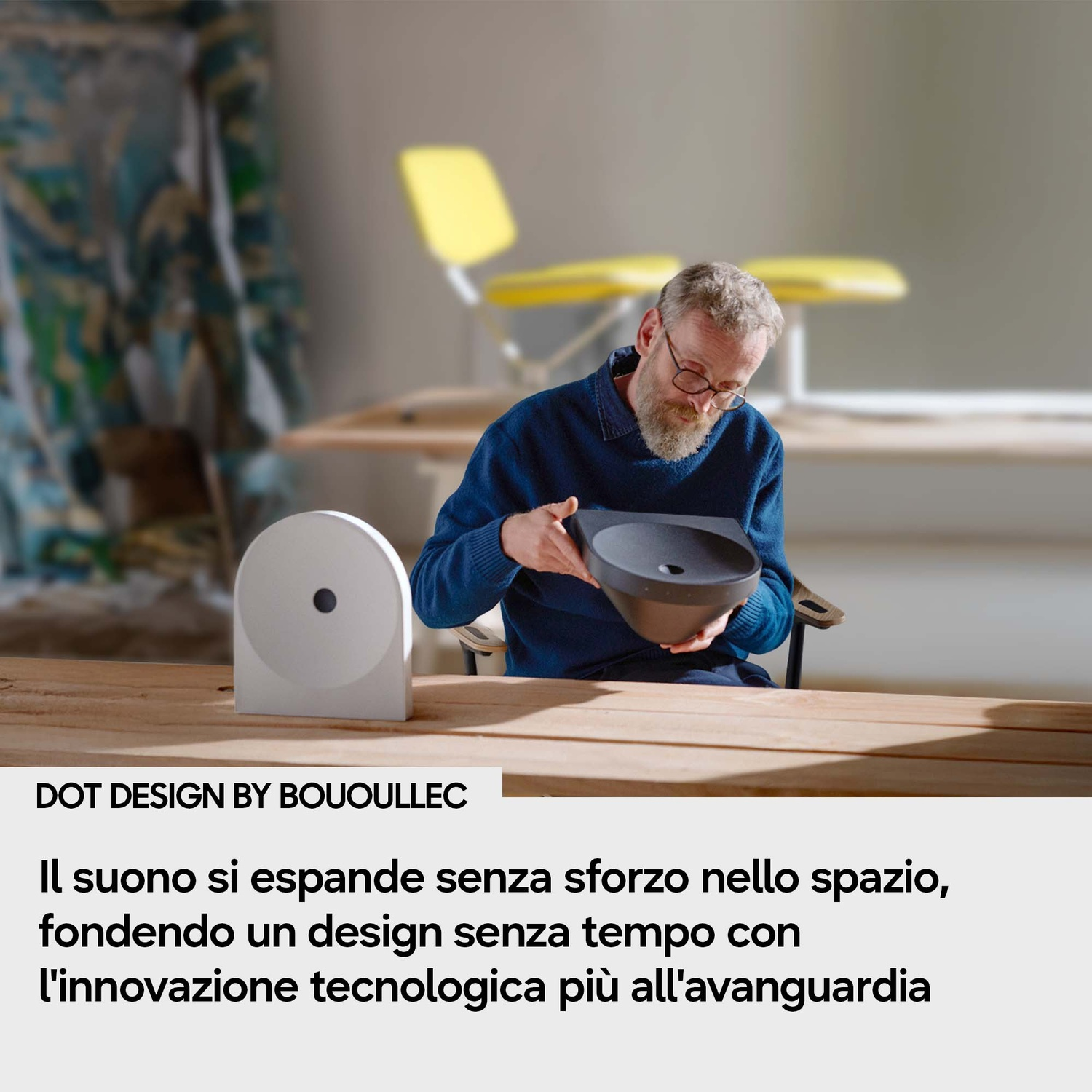 Un uomo tiene un oggetto grigio, con un oggetto bianco accanto.