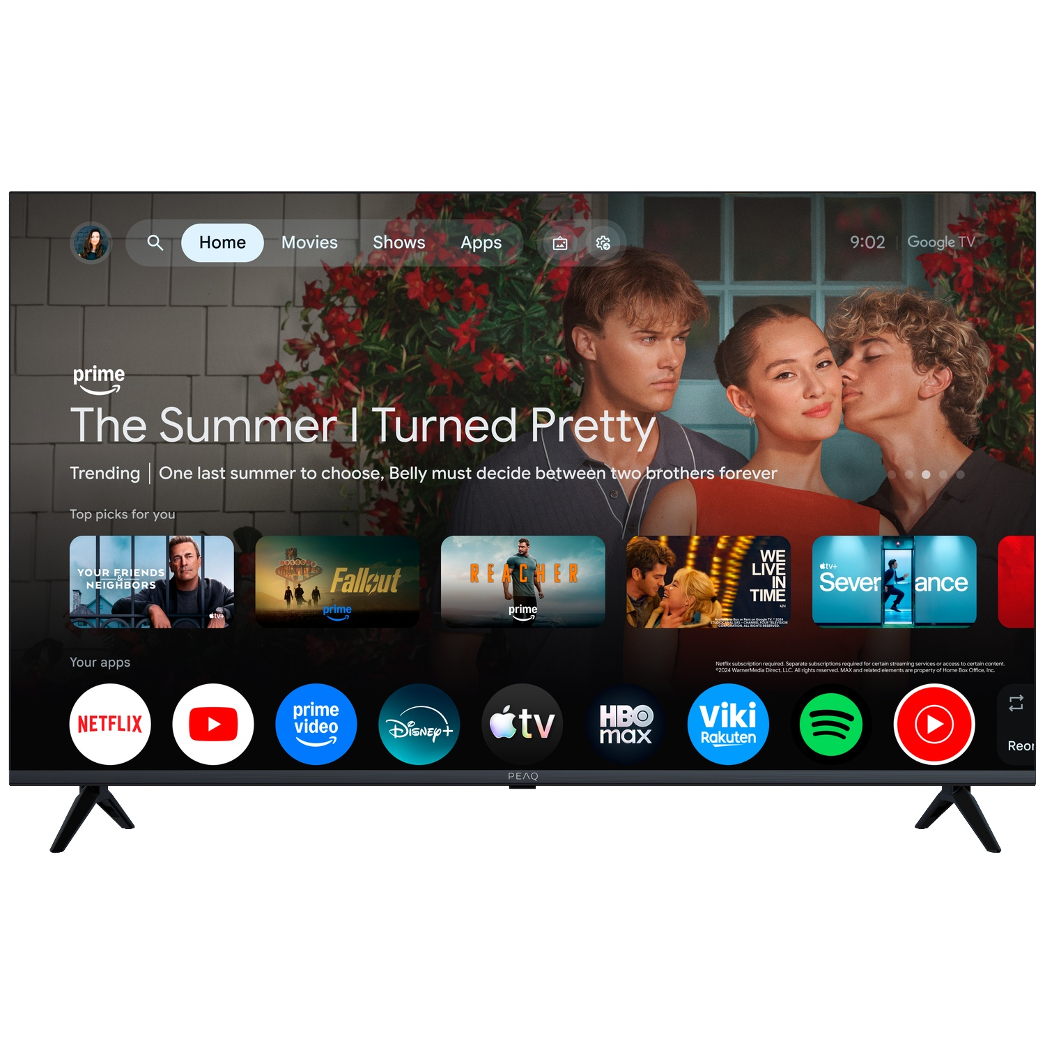 Un écran de télévision affiche la page d'accueil de Google TV avec des bandes-annonces et des icônes d'applications.