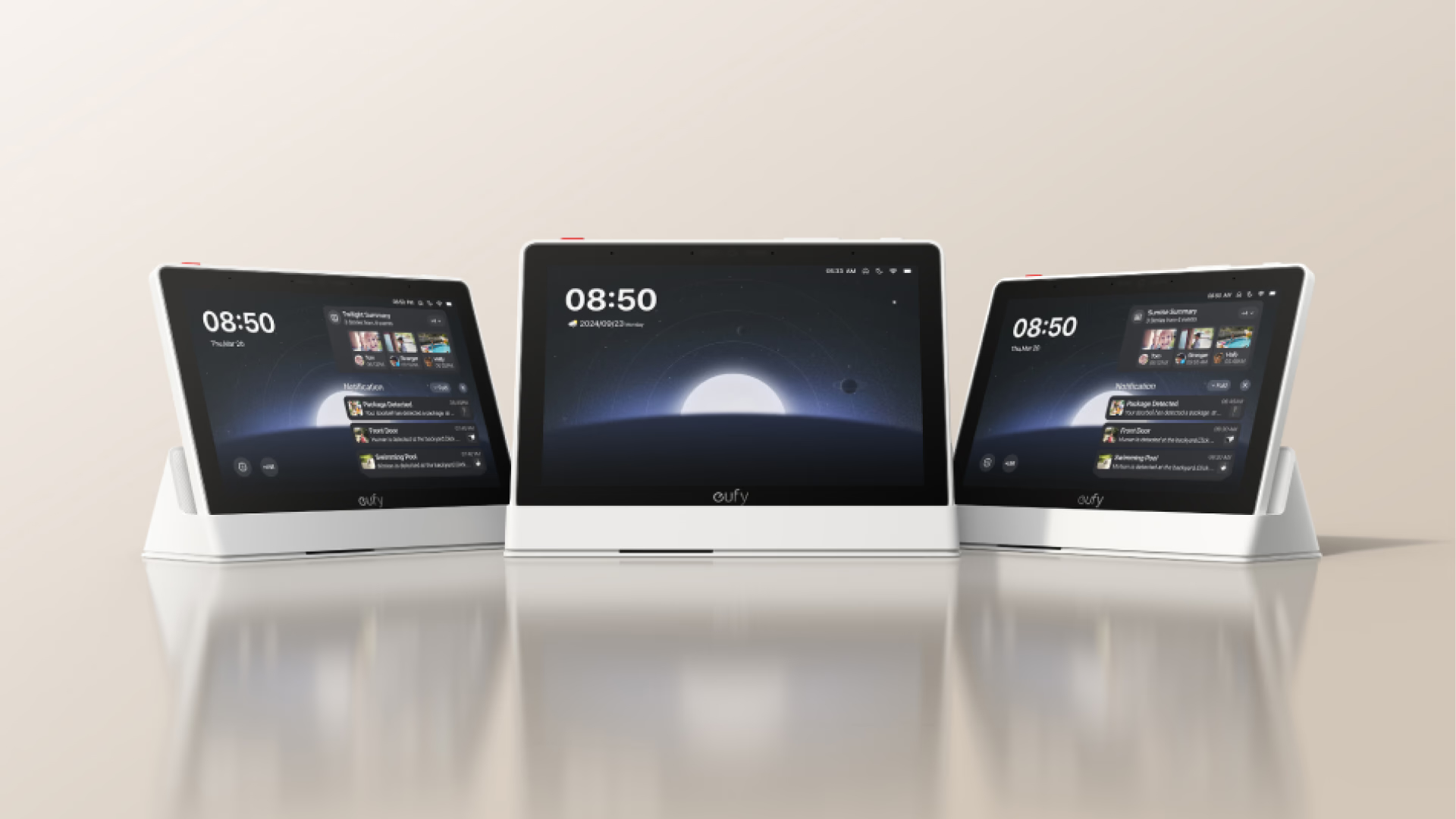 Drei weiße Smart-Displays auf einem Tisch, die Benachrichtigungen anzeigen.
