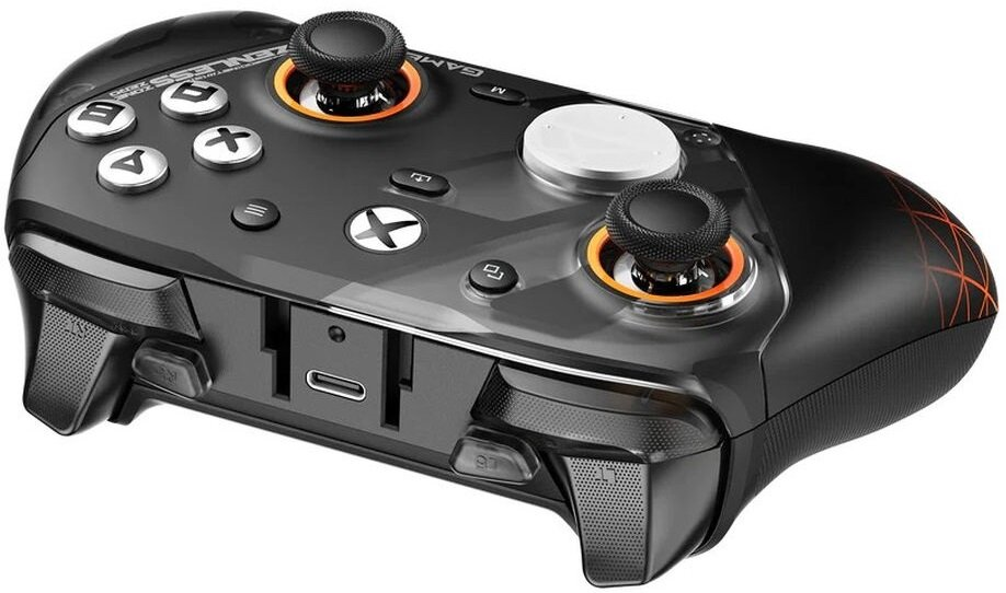 Czarny kontroler Xbox z pomarańczowymi akcentami i srebrnymi przyciskami.
